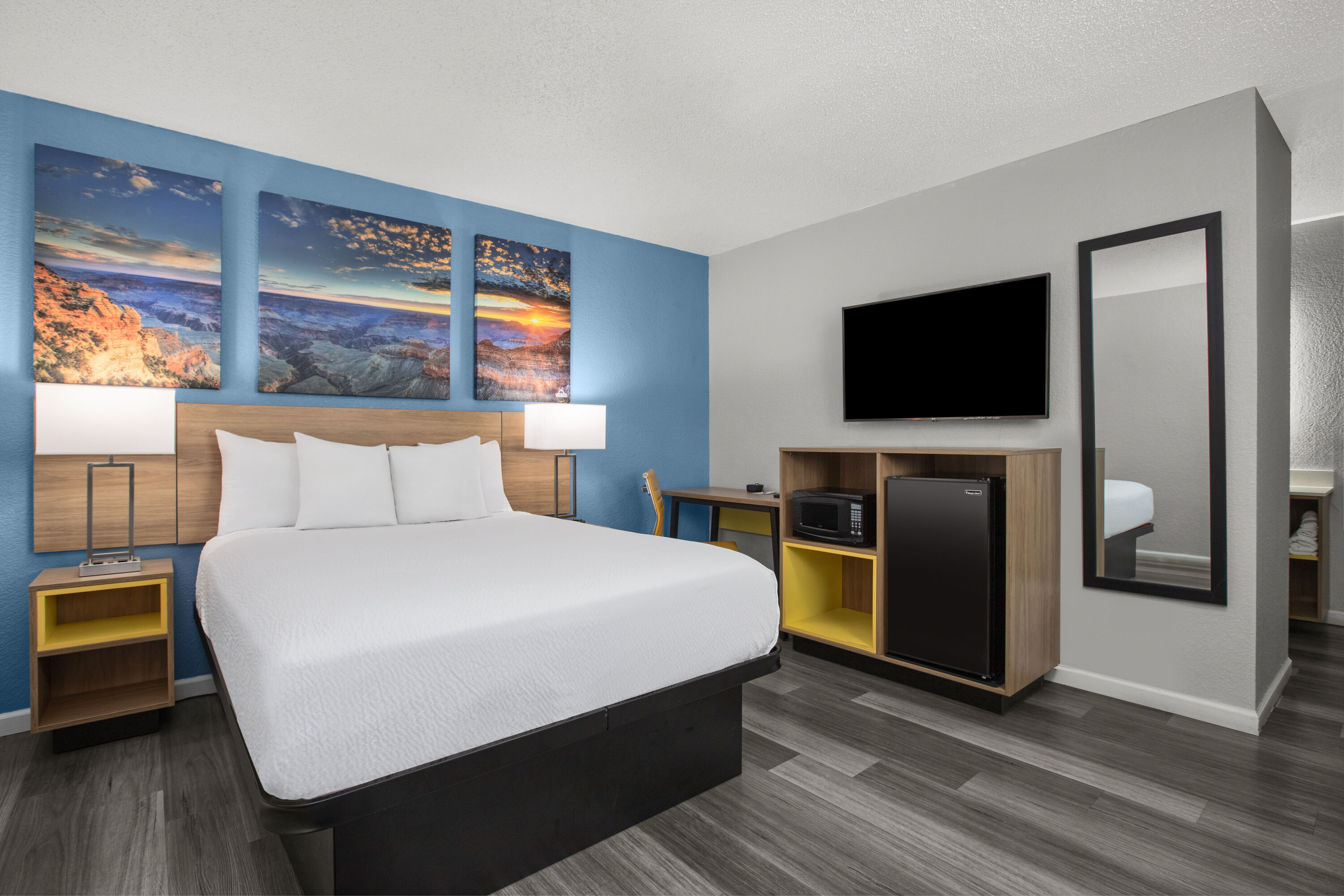 Guest room at the Days Inn by Wyndham Gatesville in Gatesville, Texas