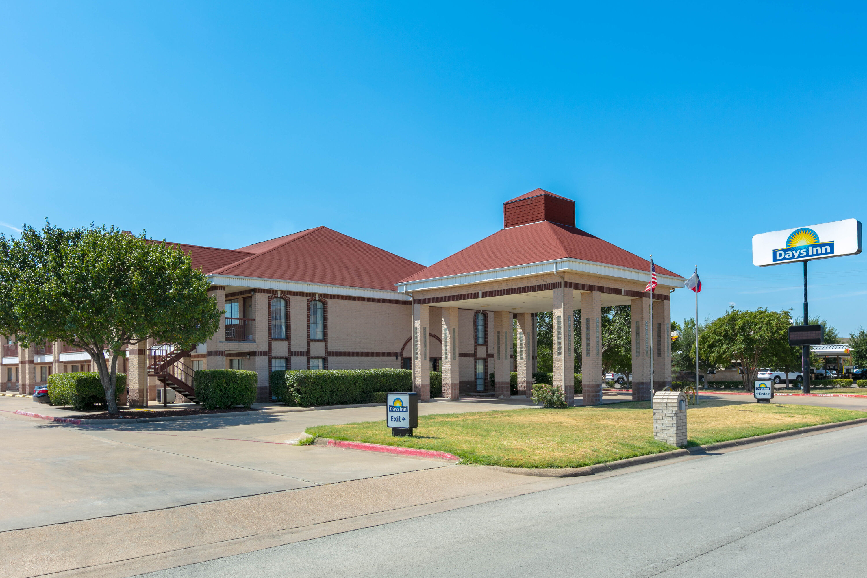 Exterior Day Image of Days Inn by Wyndham Granbury hotel in Granbury, Texas