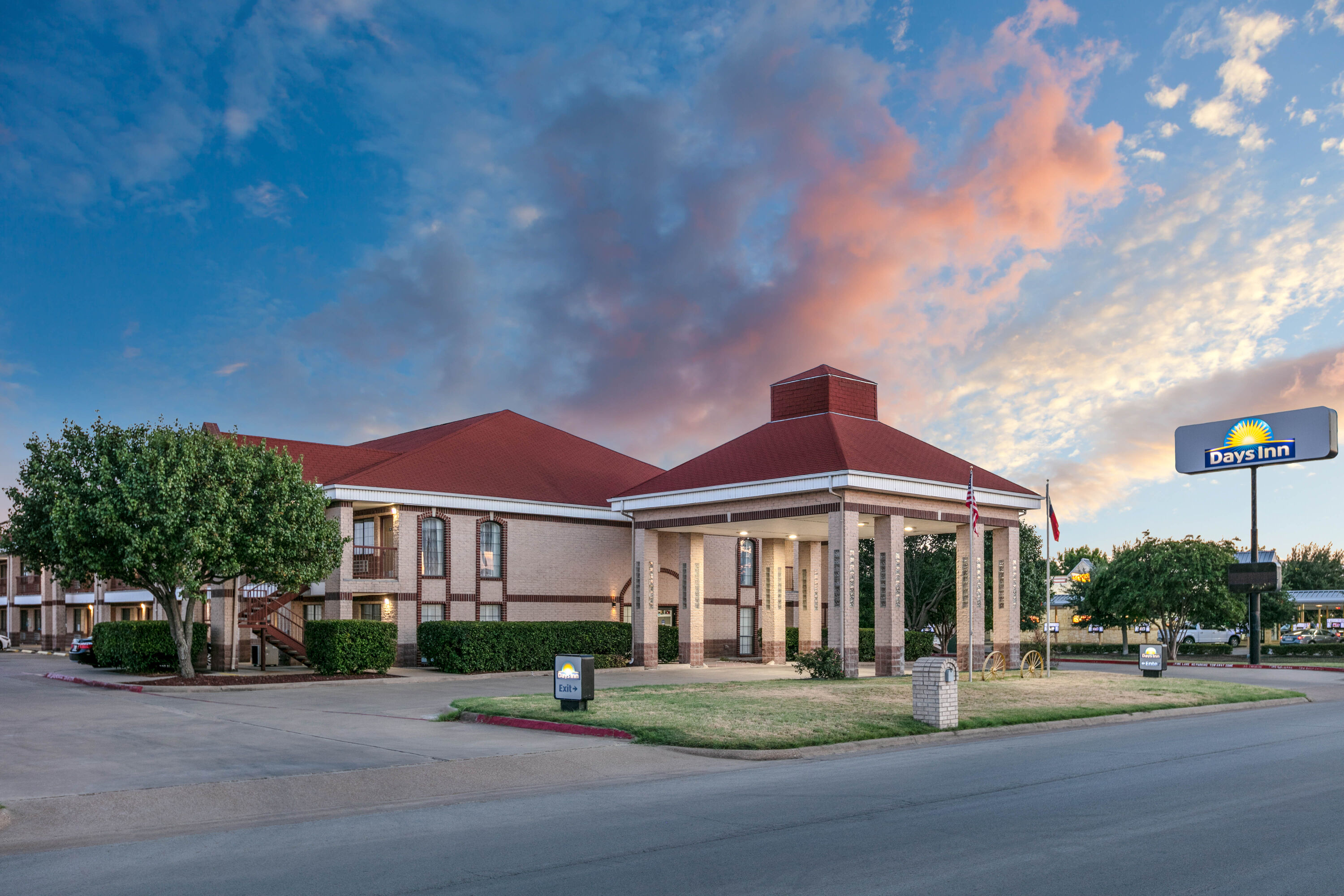 Exterior Dusk Image of Days Inn by Wyndham Granbury hotel in Granbury, Texas
