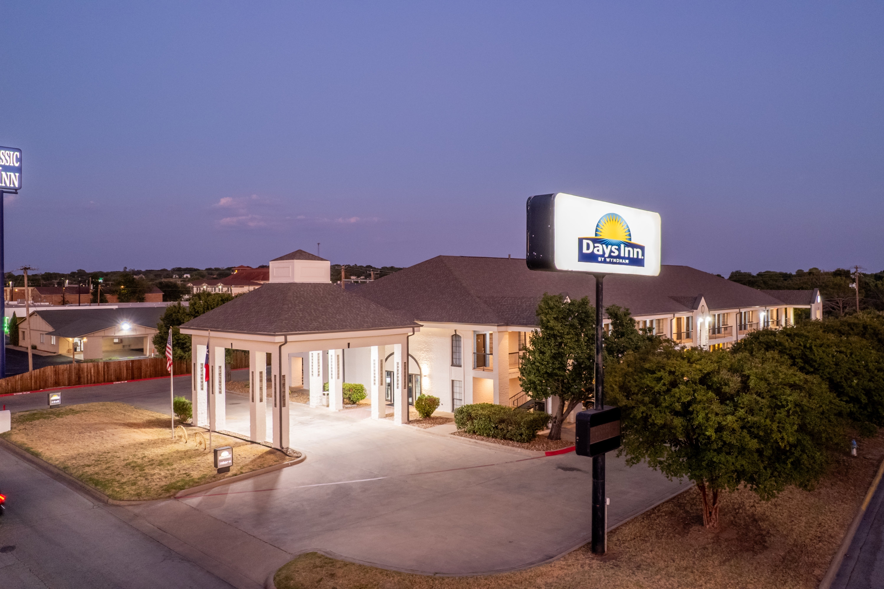 Exterior of Days Inn by Wyndham Granbury hotel in Granbury, Texas