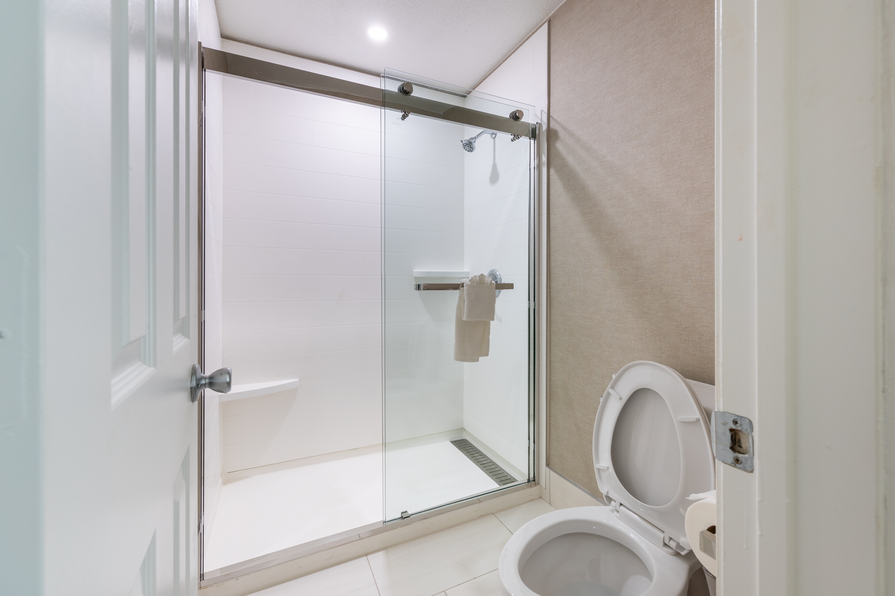 Guest room bath at the Days Inn by Wyndham Granbury in Granbury, Texas