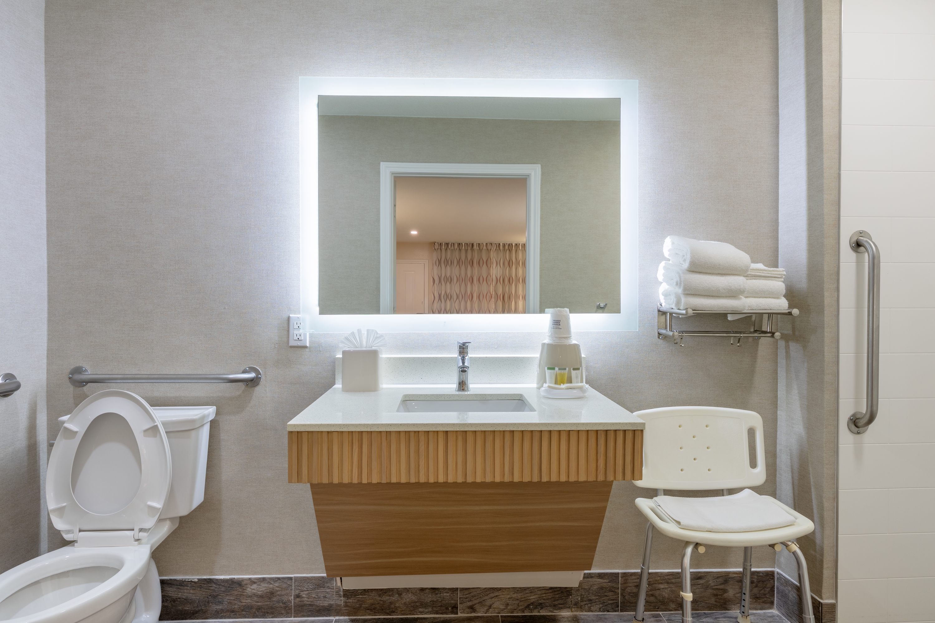 Guest room bath at the Days Inn by Wyndham Granbury in Granbury, Texas