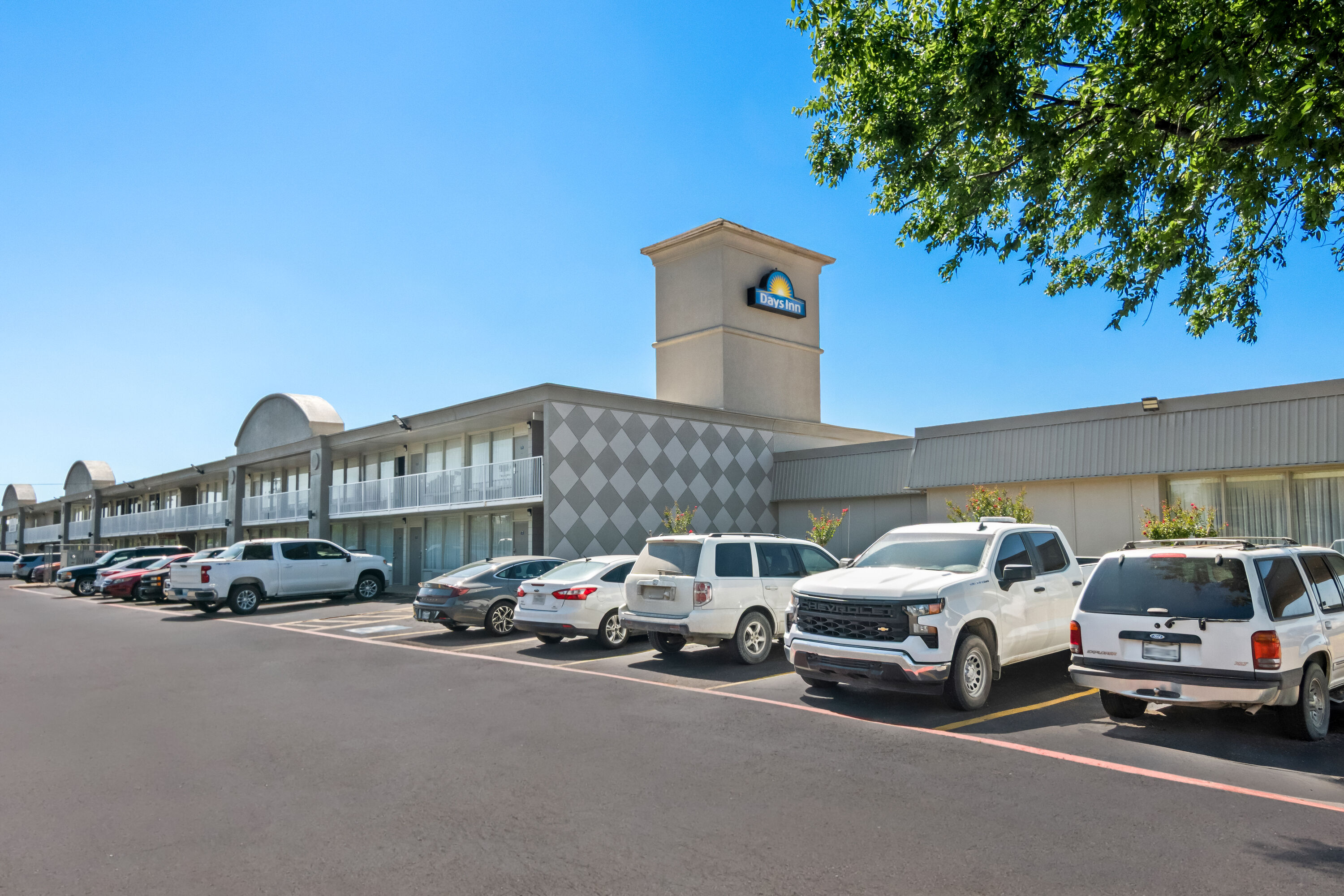Exterior Day Image of Days Inn by Wyndham Hillsboro TX hotel in Hillsboro, Texas