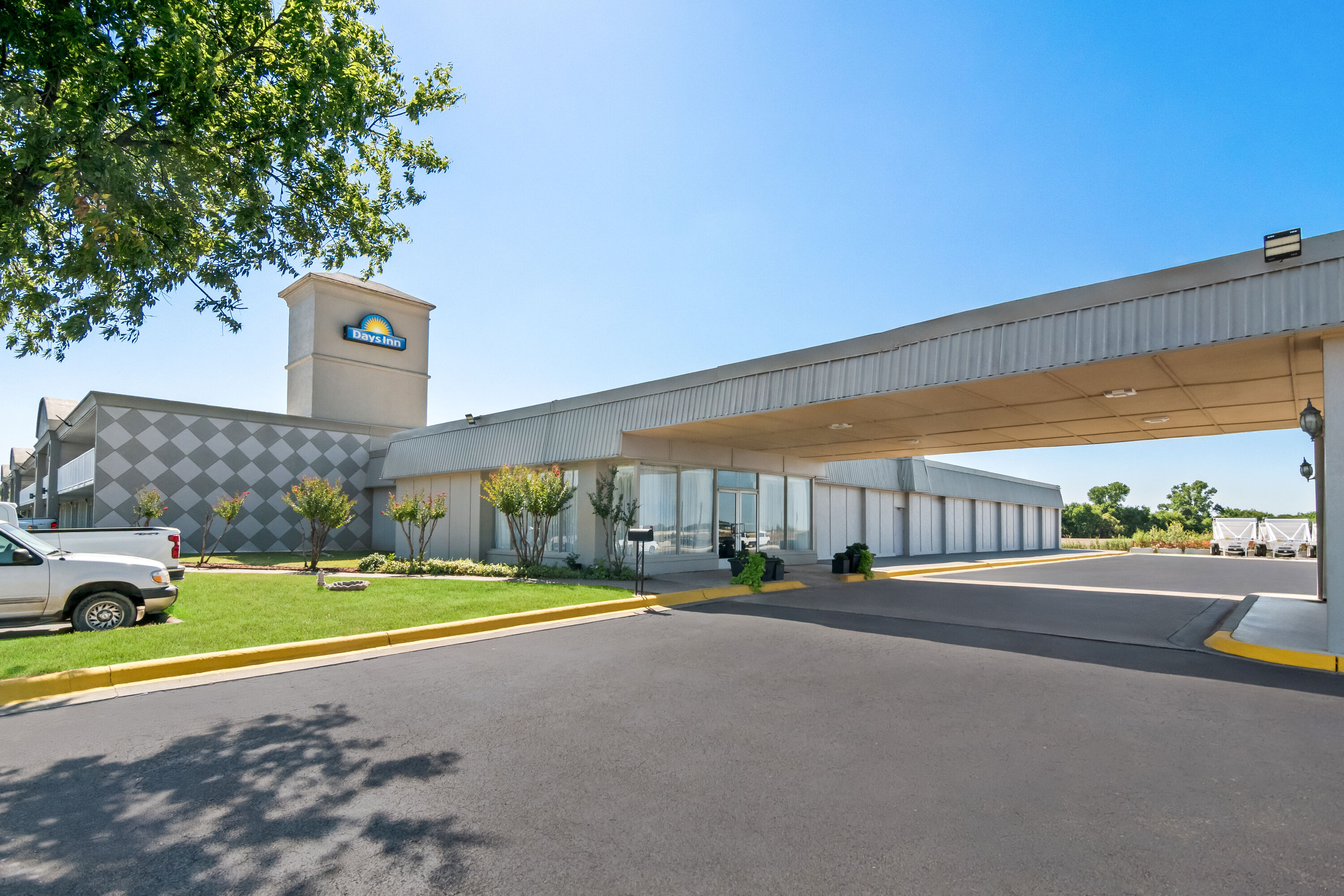 Exterior Day Image of Days Inn by Wyndham Hillsboro TX hotel in Hillsboro, Texas