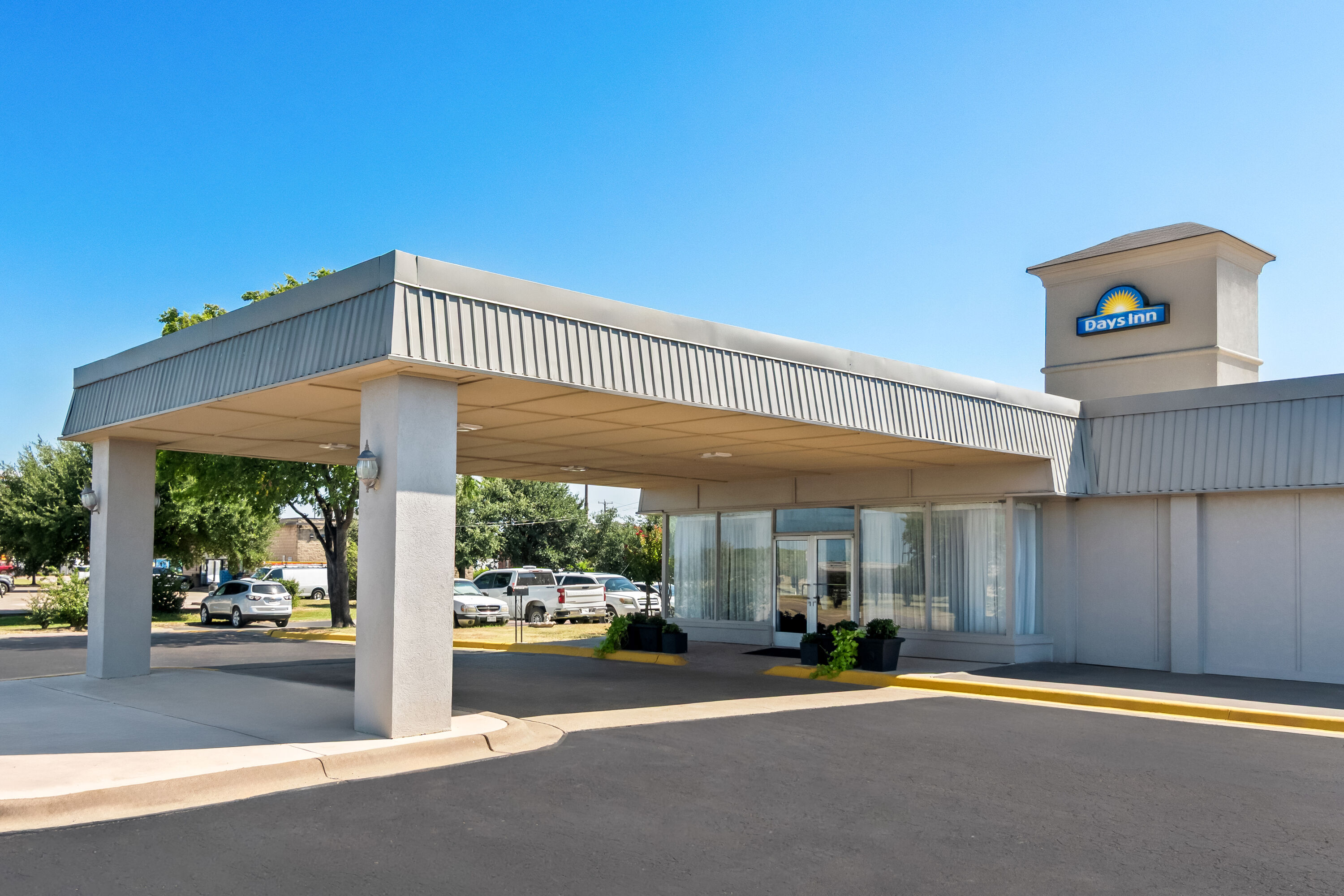 Exterior Day Image of Days Inn by Wyndham Hillsboro TX hotel in Hillsboro, Texas