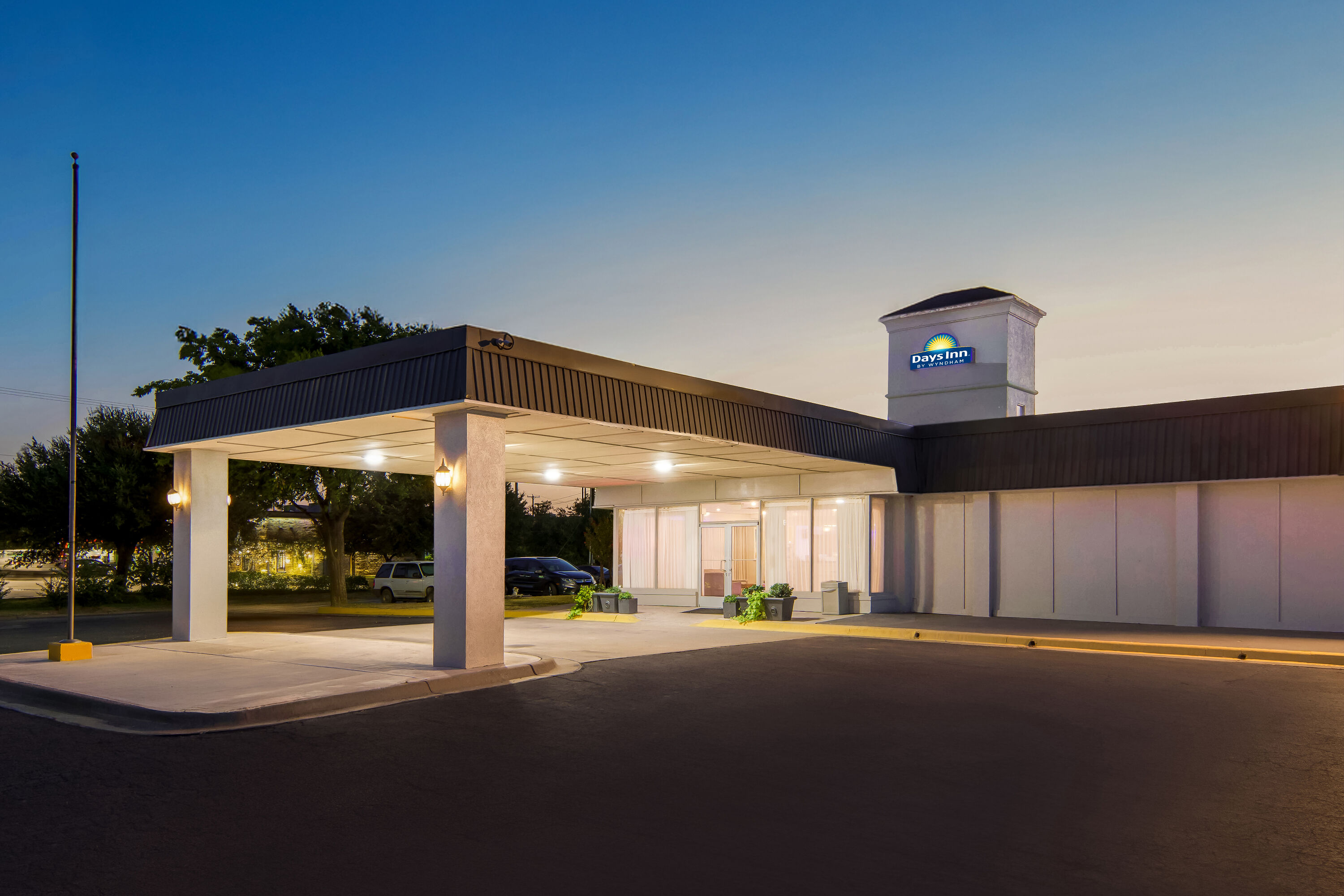 Exterior Night Image of Days Inn by Wyndham Hillsboro TX hotel in Hillsboro, Texas