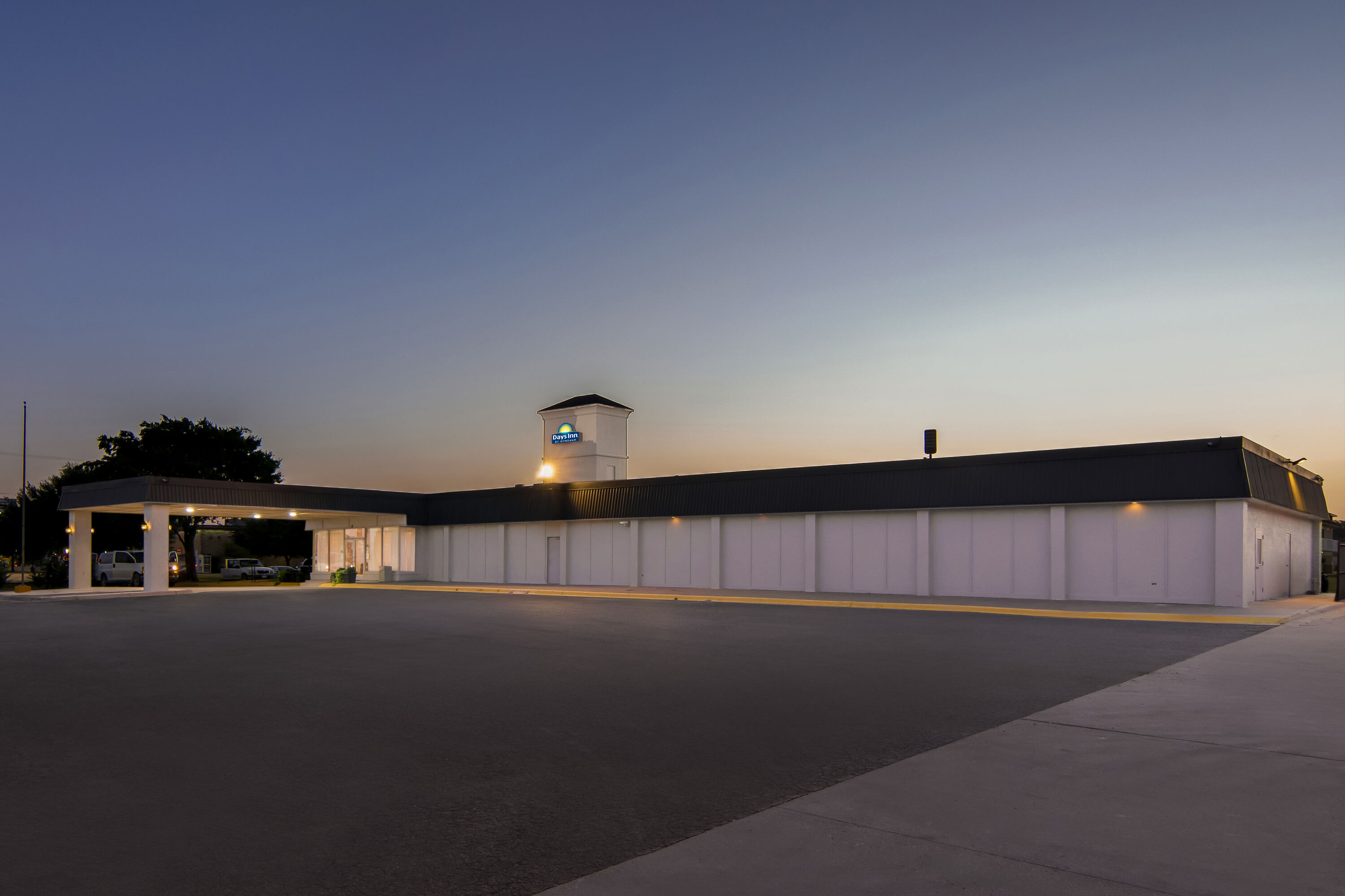 Exterior Night Image of Days Inn by Wyndham Hillsboro TX hotel in Hillsboro, Texas
