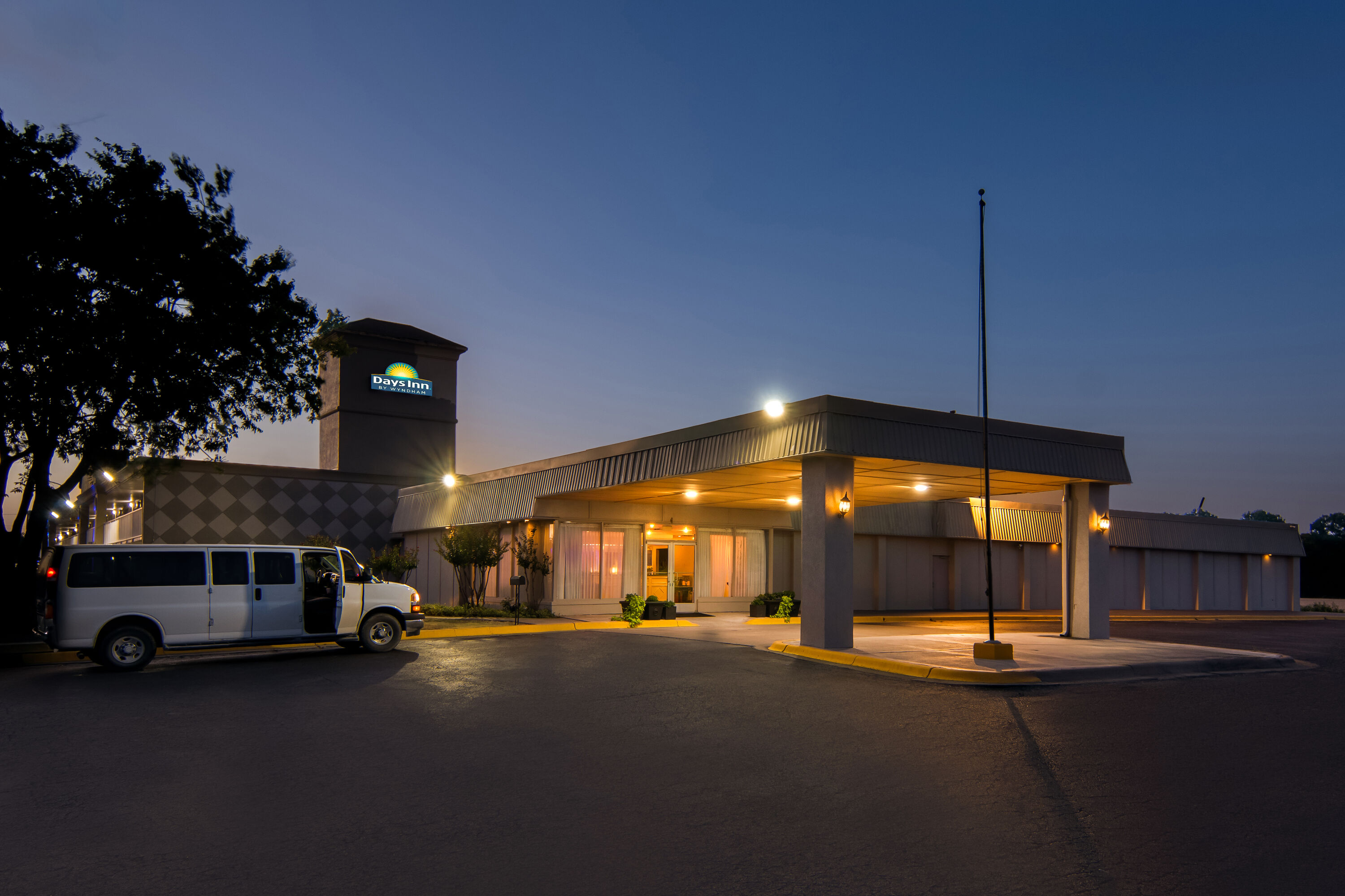 Exterior Night Image of Days Inn by Wyndham Hillsboro TX hotel in Hillsboro, Texas