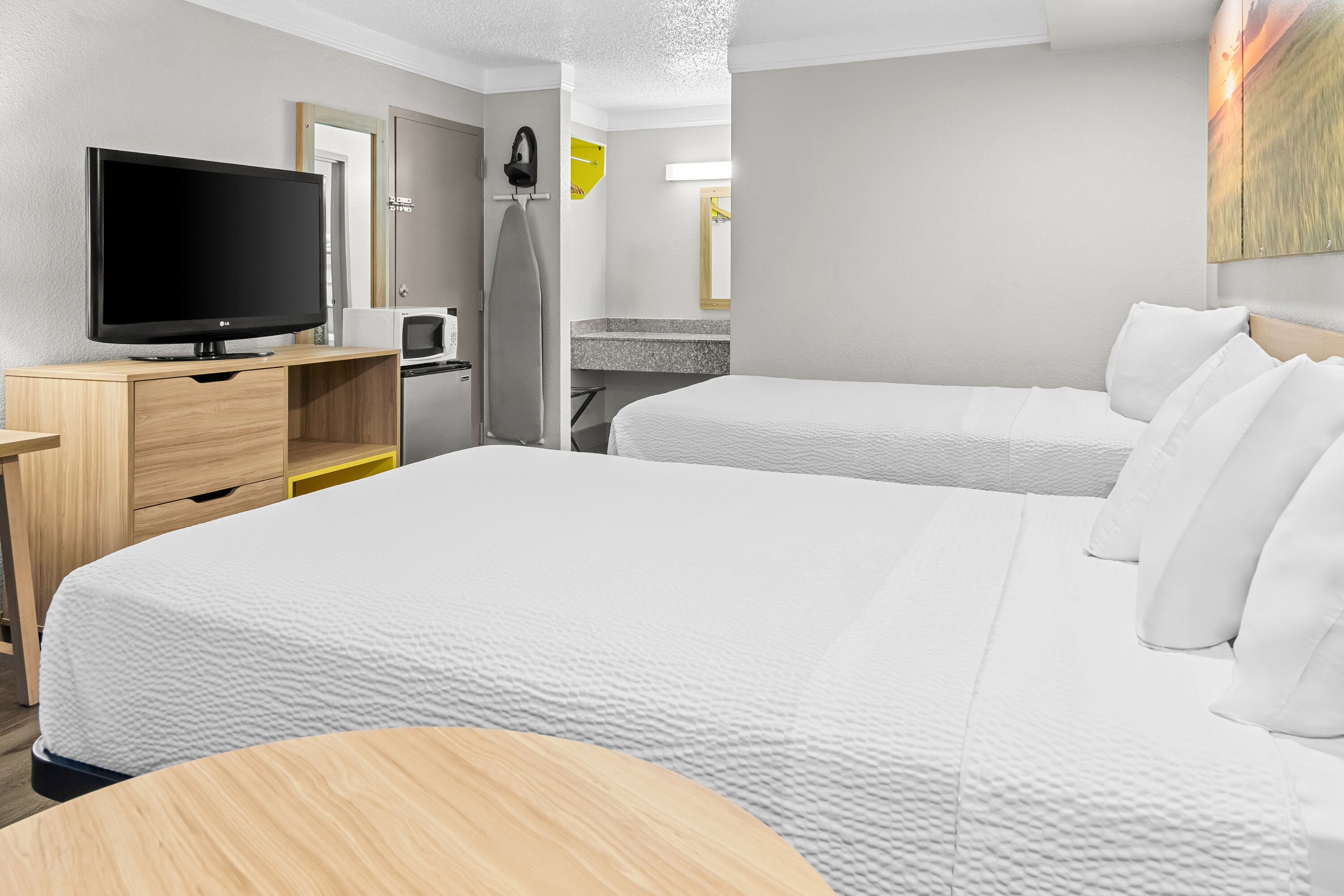 Double bed guest room at the Days Inn by Wyndham Hillsboro TX in Hillsboro, Texas