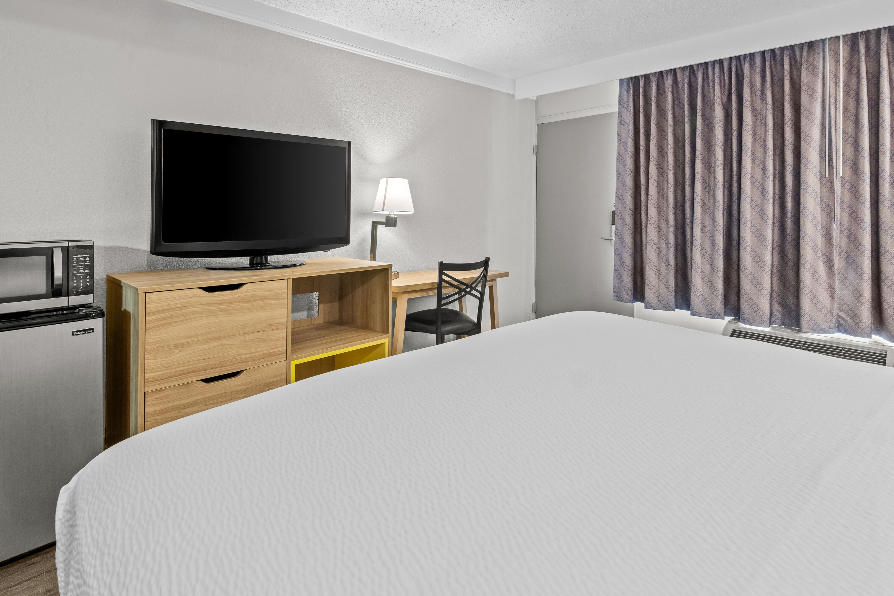 King bed guest room at the Days Inn by Wyndham Hillsboro TX in Hillsboro, Texas