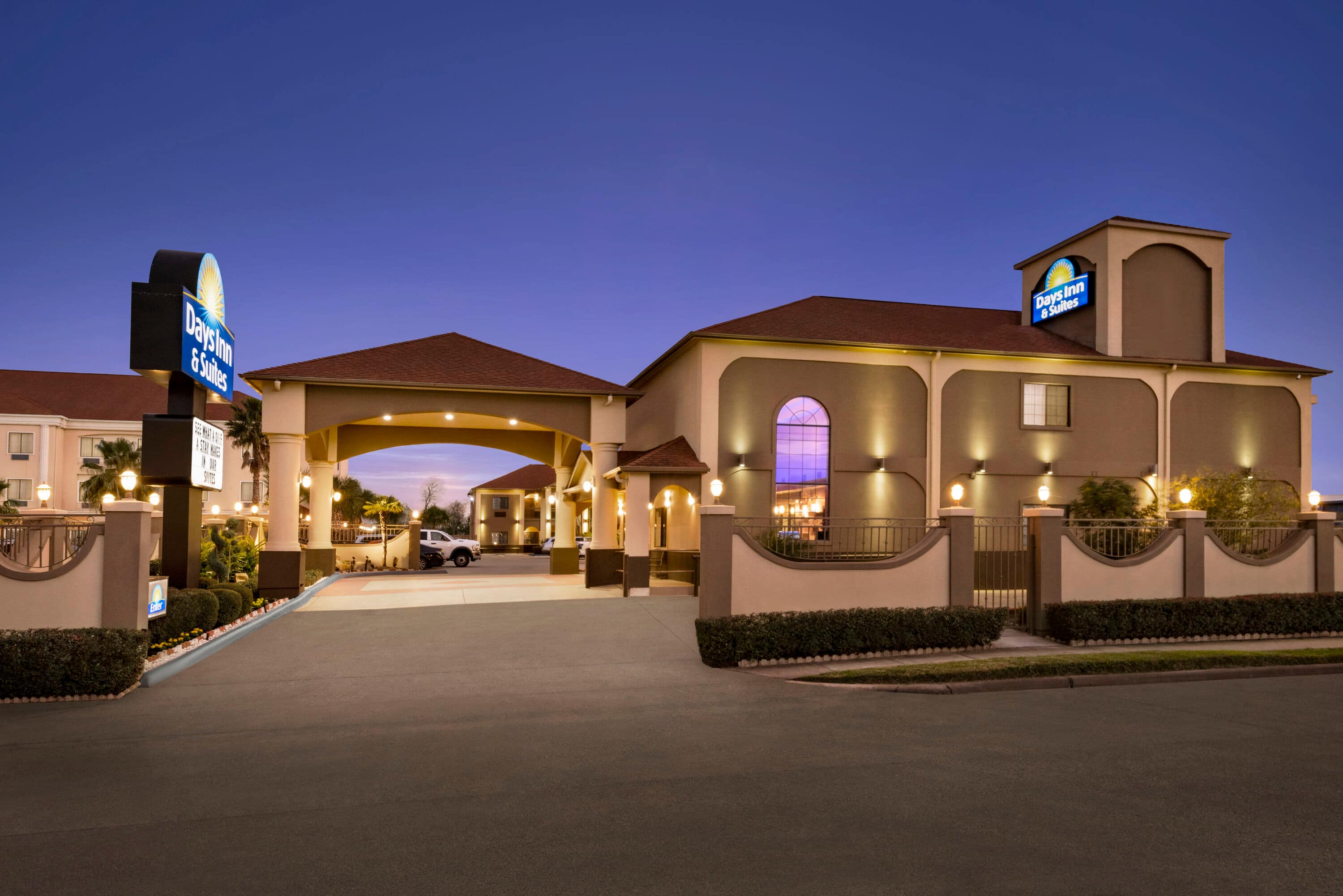 Days Inn & Suites by Wyndham Houston Hobby Airport Houston, TX Hotels