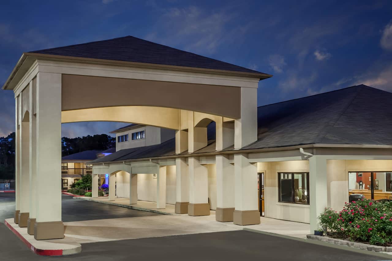 Days Inn Suites Huntsville Tx 77340 Hotel Days Inn Suites Huntsville In Texas