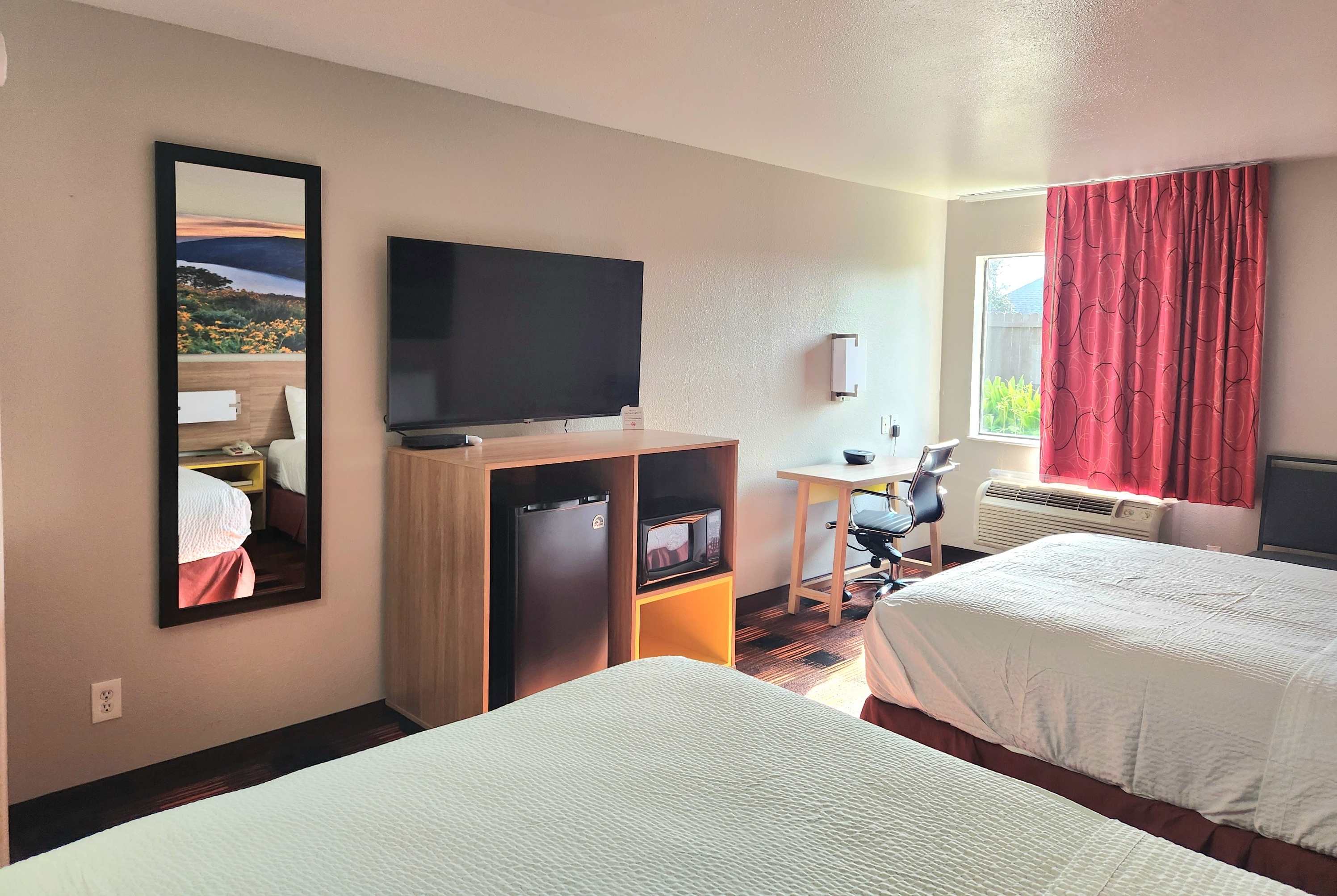 Guest room at the Days Inn by Wyndham Lumberton in Lumberton, Texas