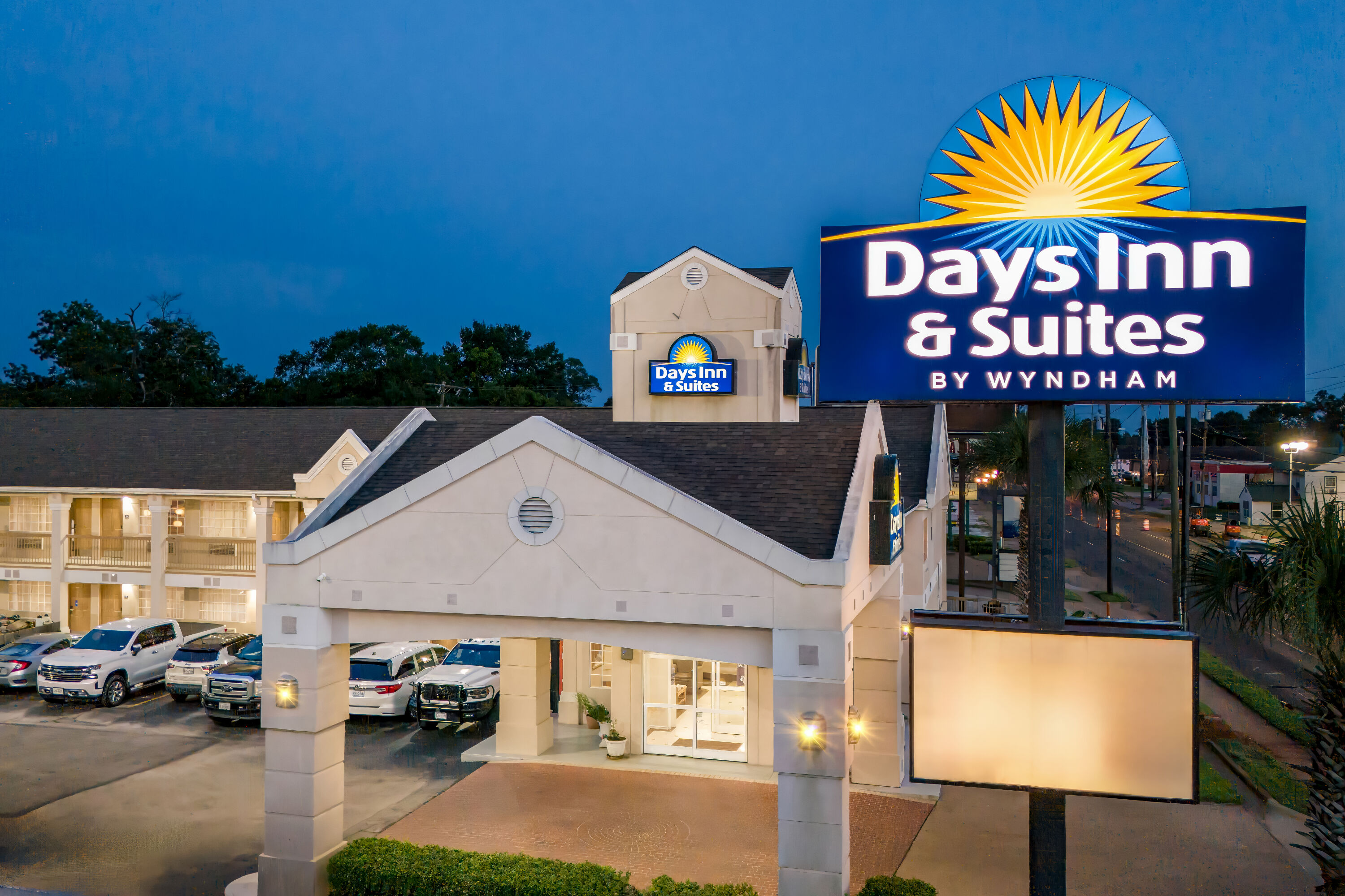 Exterior Night Image of Days Inn by Wyndham Nacogdoches/SFA University/Downtown hotel in Nacogdoches, Texas