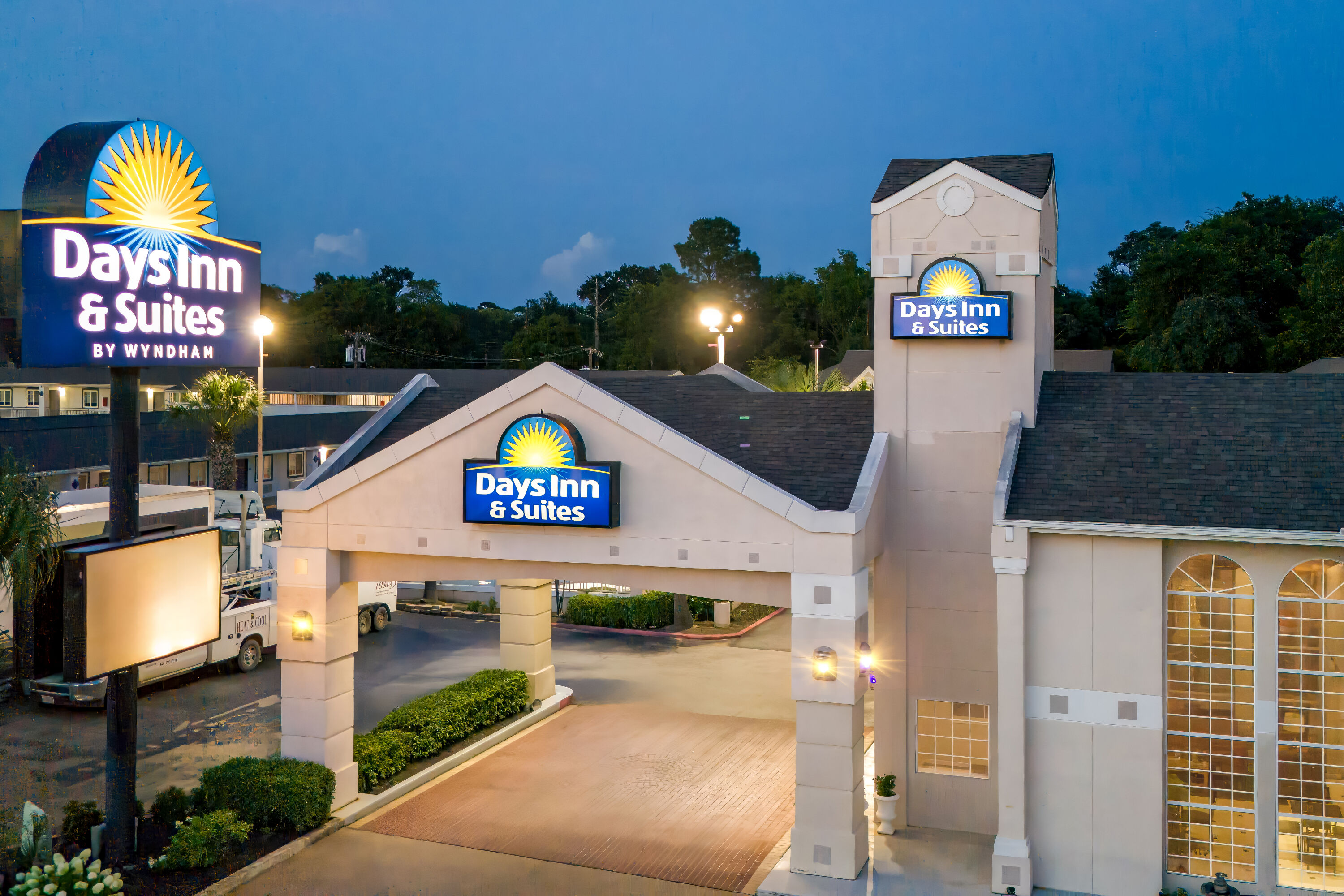 Exterior Night Image of Days Inn by Wyndham Nacogdoches/SFA University/Downtown hotel in Nacogdoches, Texas