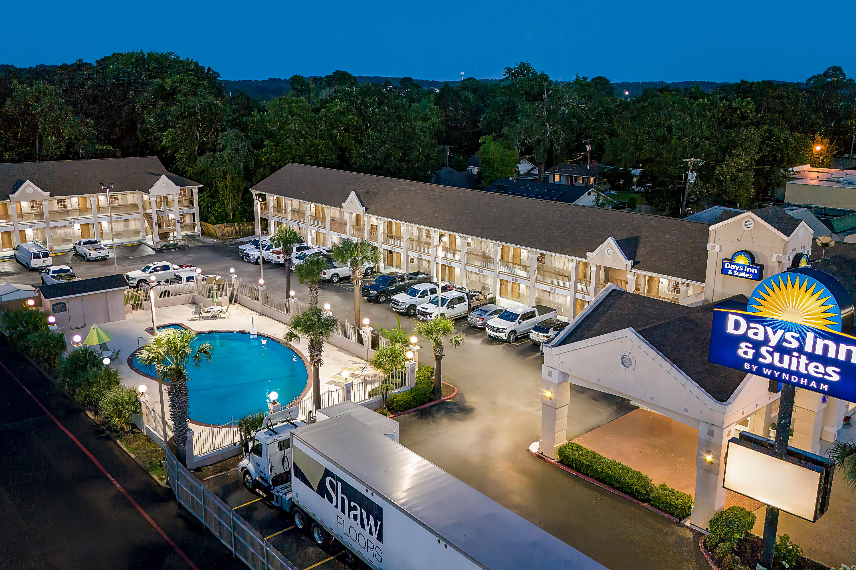 Exterior Night Image of Days Inn by Wyndham Nacogdoches/SFA University/Downtown hotel in Nacogdoches, Texas