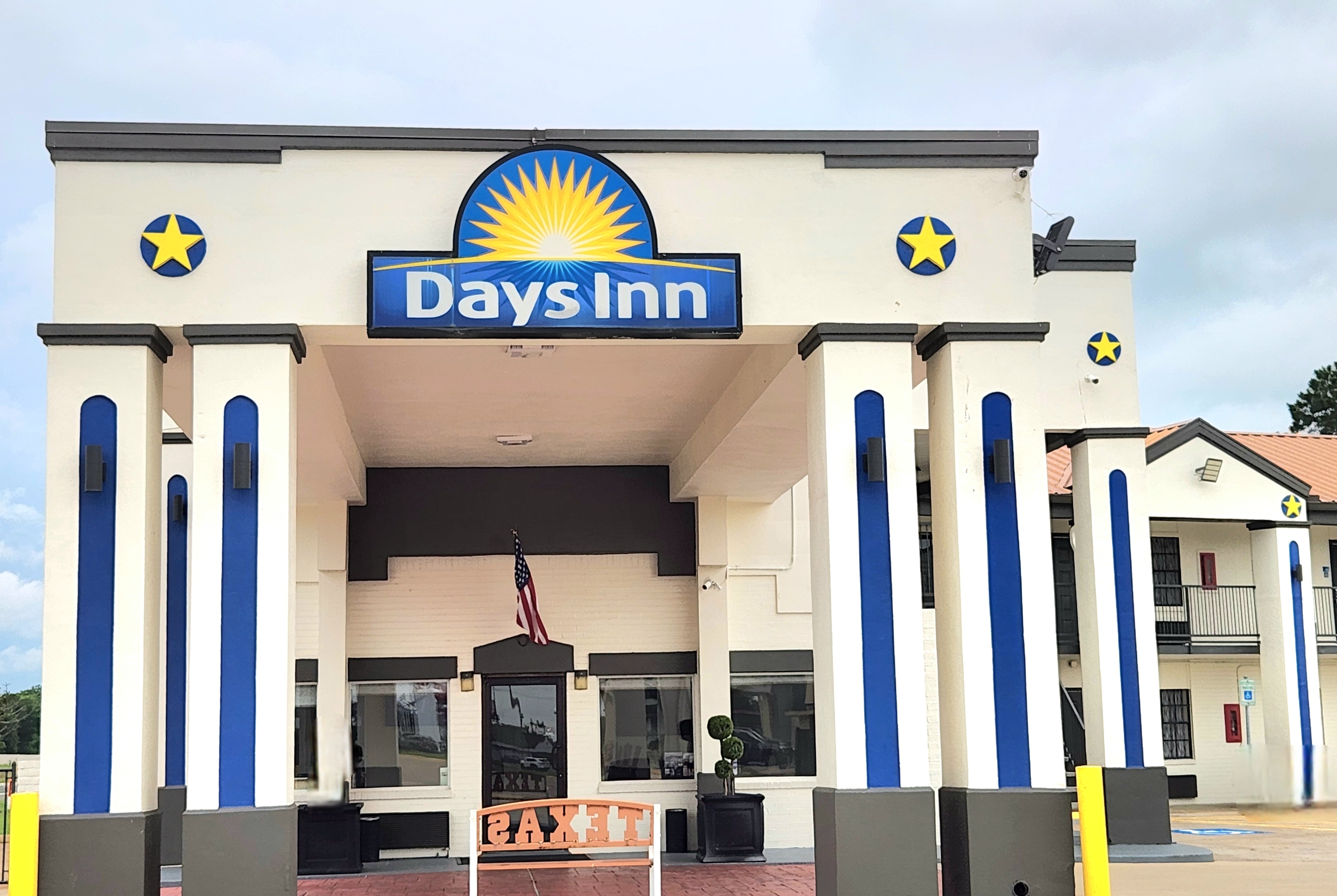 Exterior of Days Inn by Wyndham Orange hotel in Orange, Texas