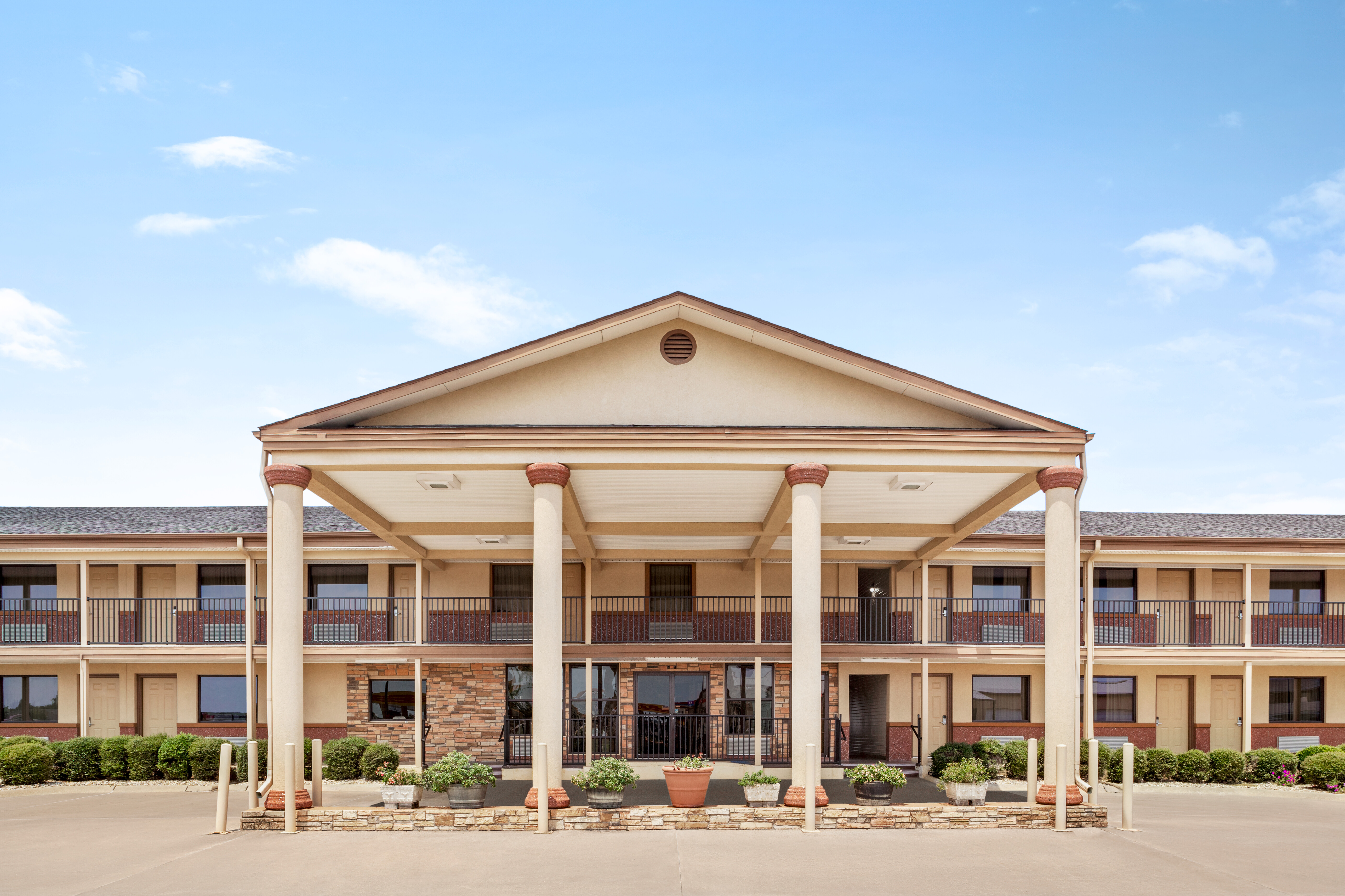 Exterior of Days Inn by Wyndham Paris hotel in Paris, Texas