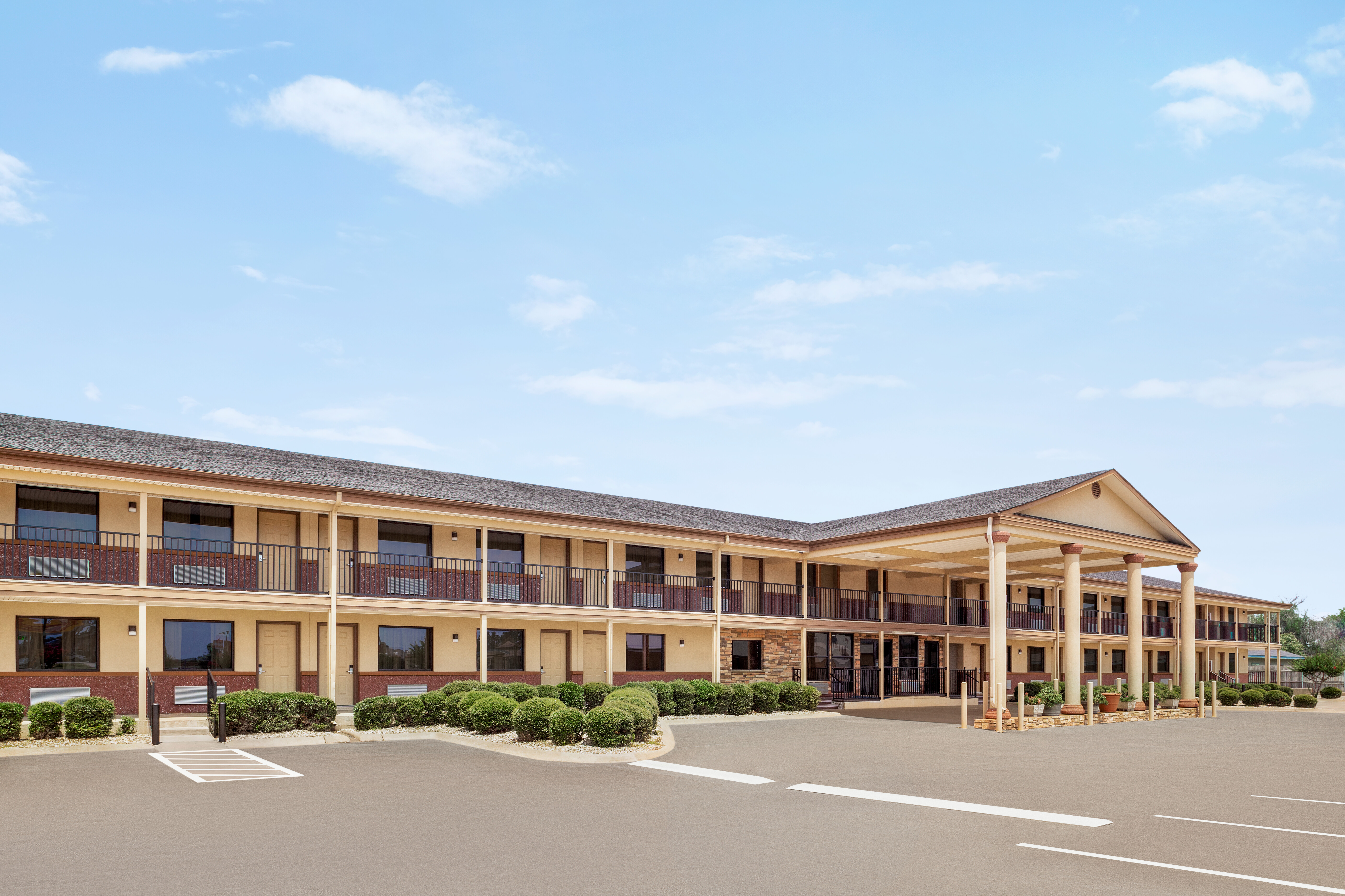 Exterior of Days Inn by Wyndham Paris hotel in Paris, Texas