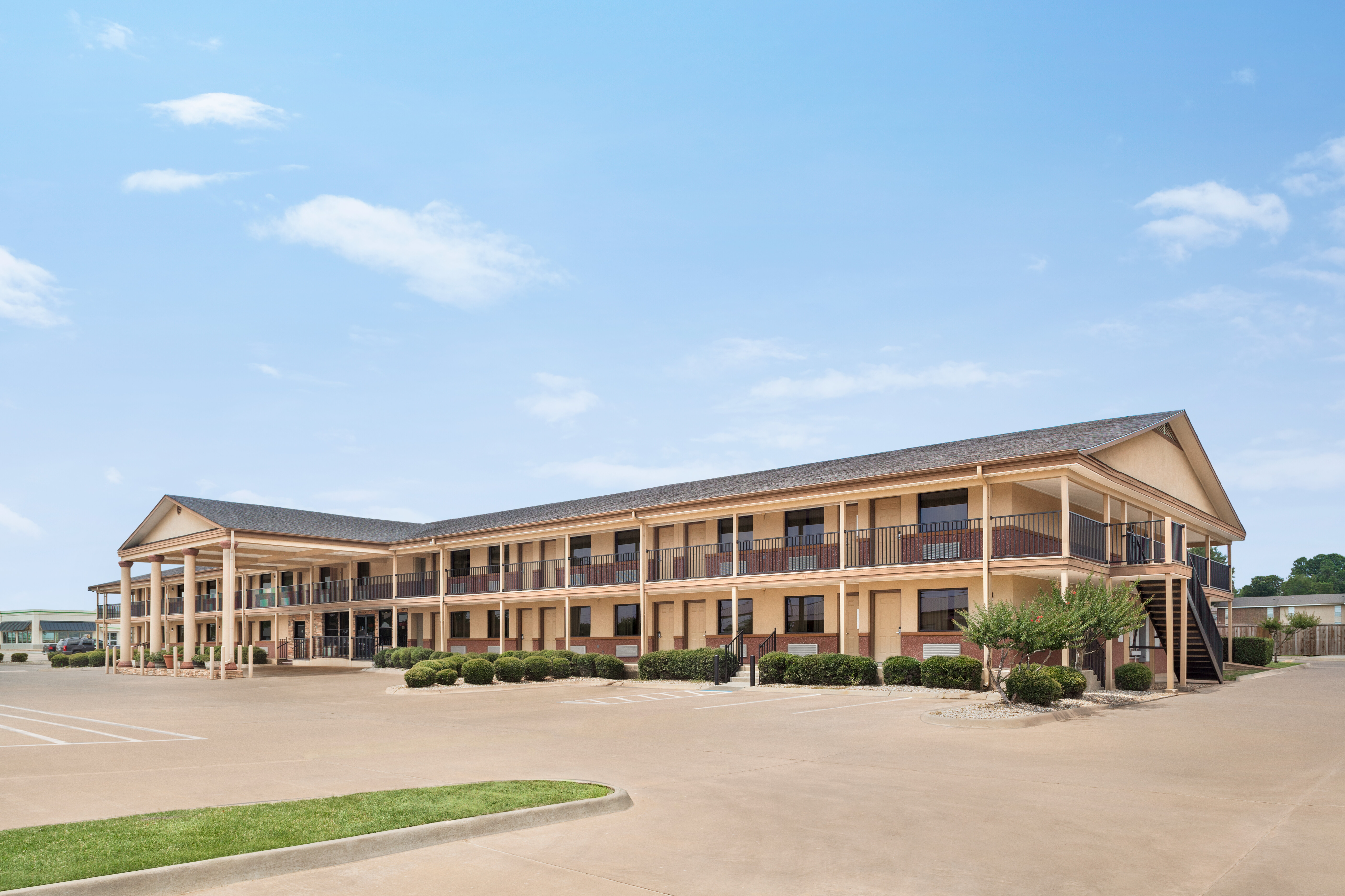 Exterior of Days Inn by Wyndham Paris hotel in Paris, Texas