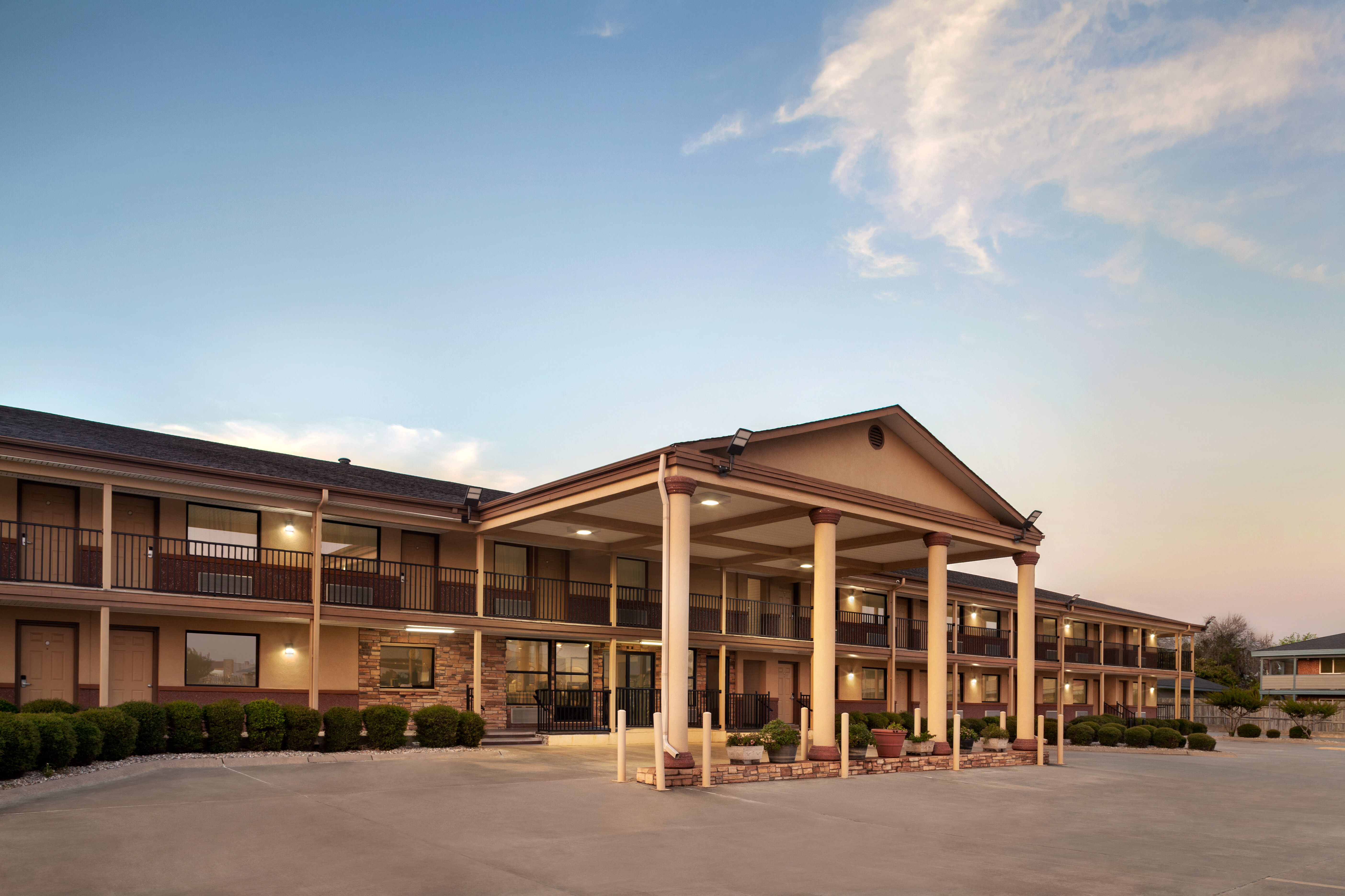 Exterior of Days Inn by Wyndham Paris hotel in Paris, Texas