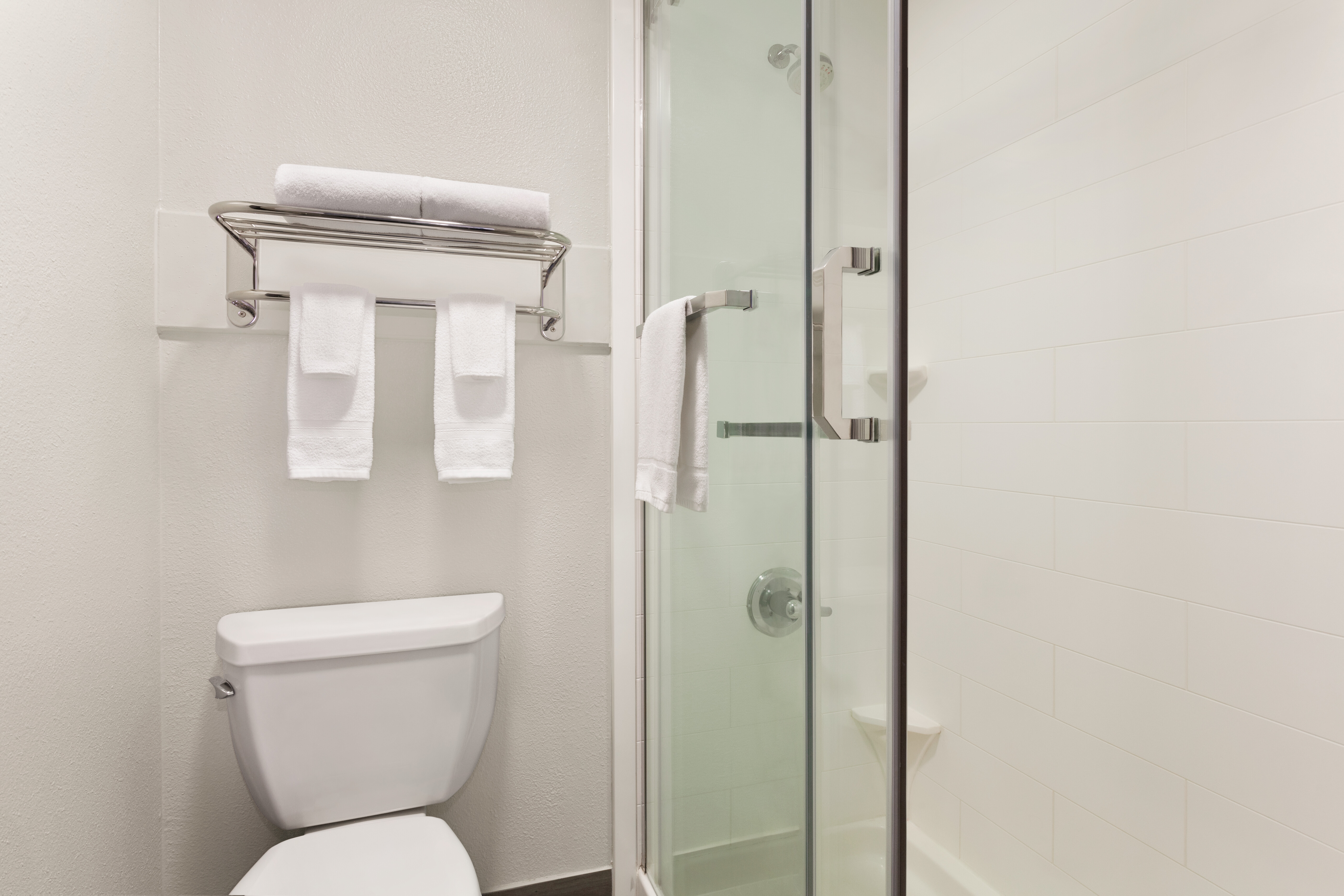 Guest room bath at the Days Inn by Wyndham Paris in Paris, Texas