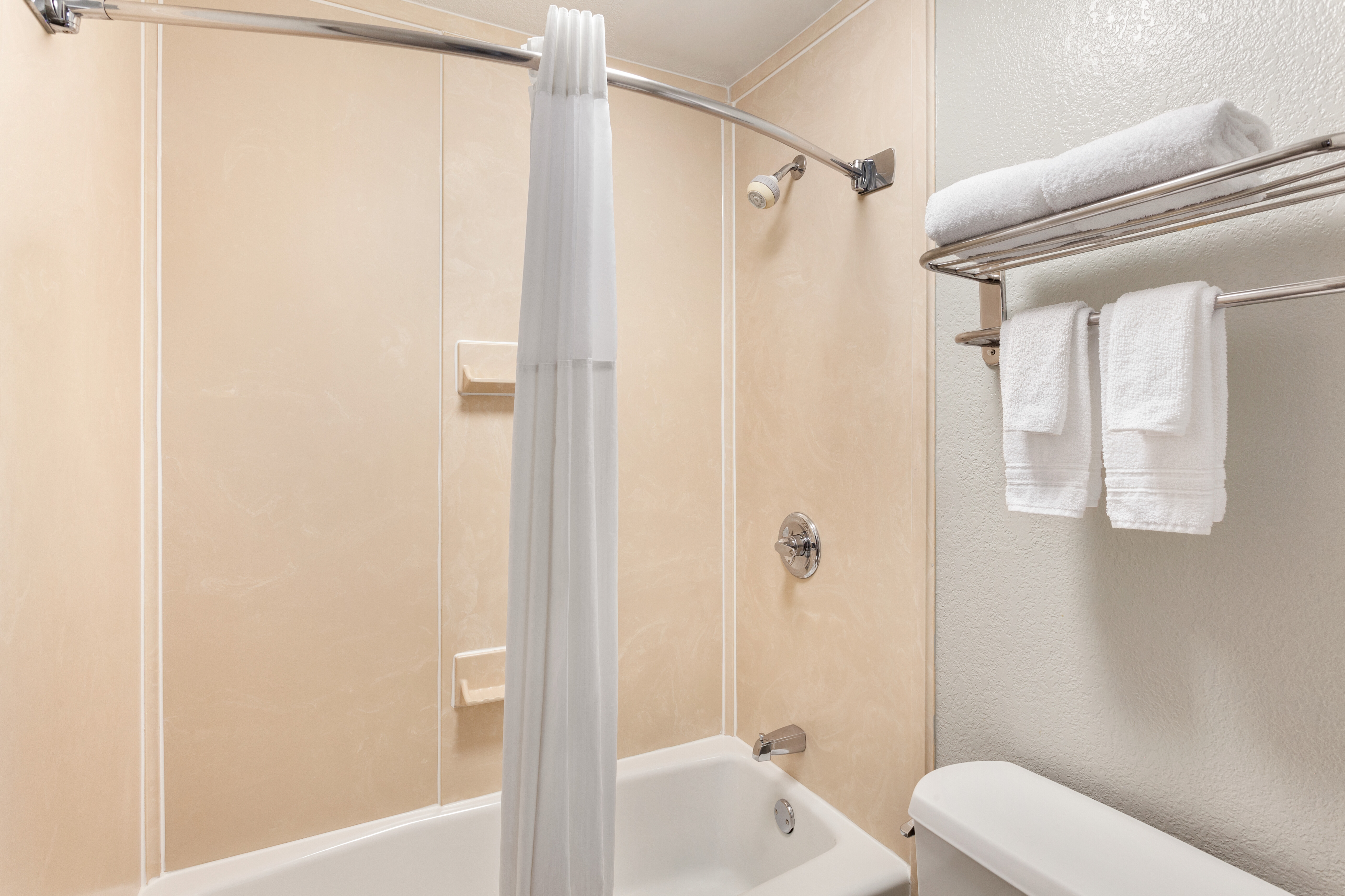 Guest room bath at the Days Inn by Wyndham Paris in Paris, Texas