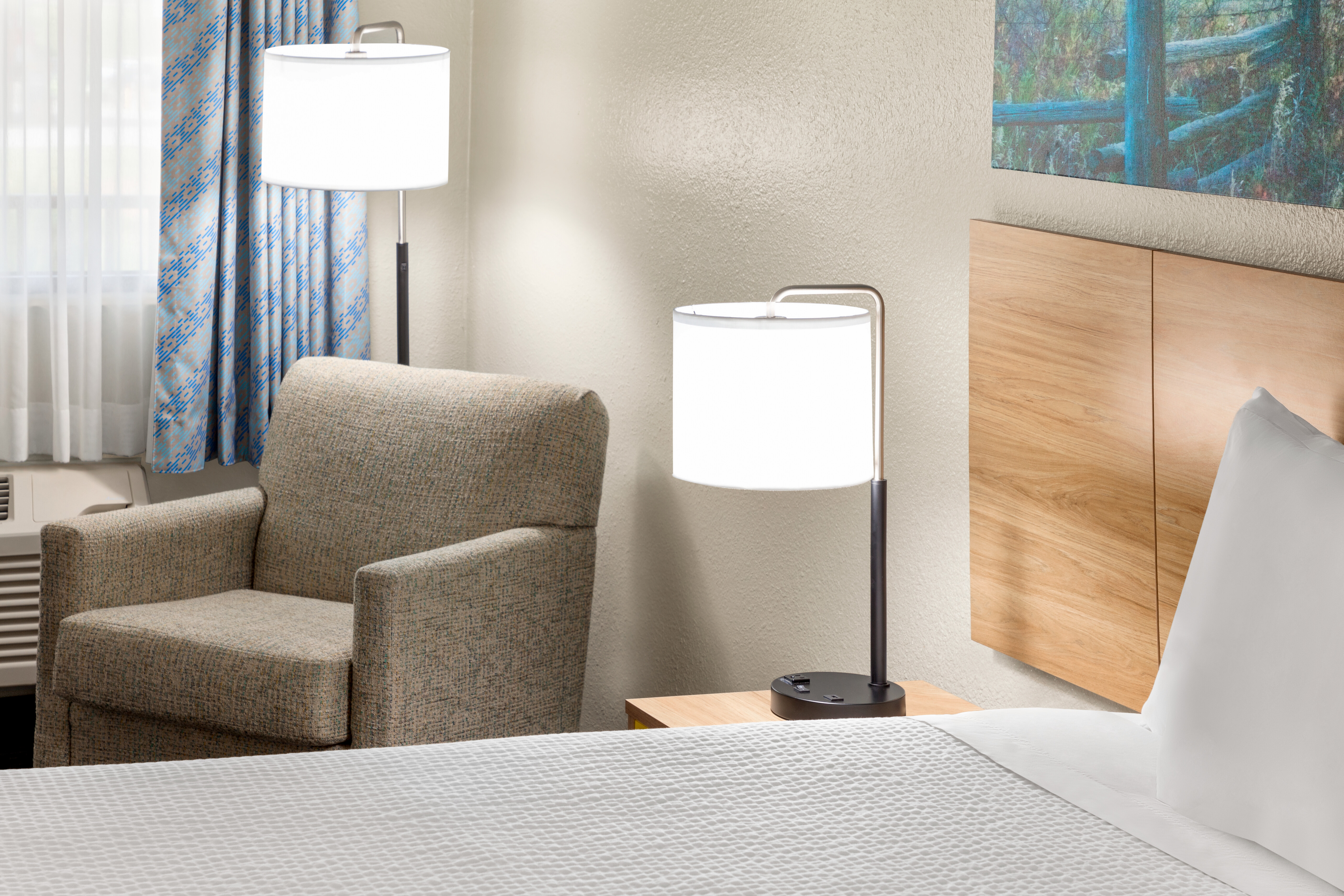 Guest room at the Days Inn by Wyndham Paris in Paris, Texas