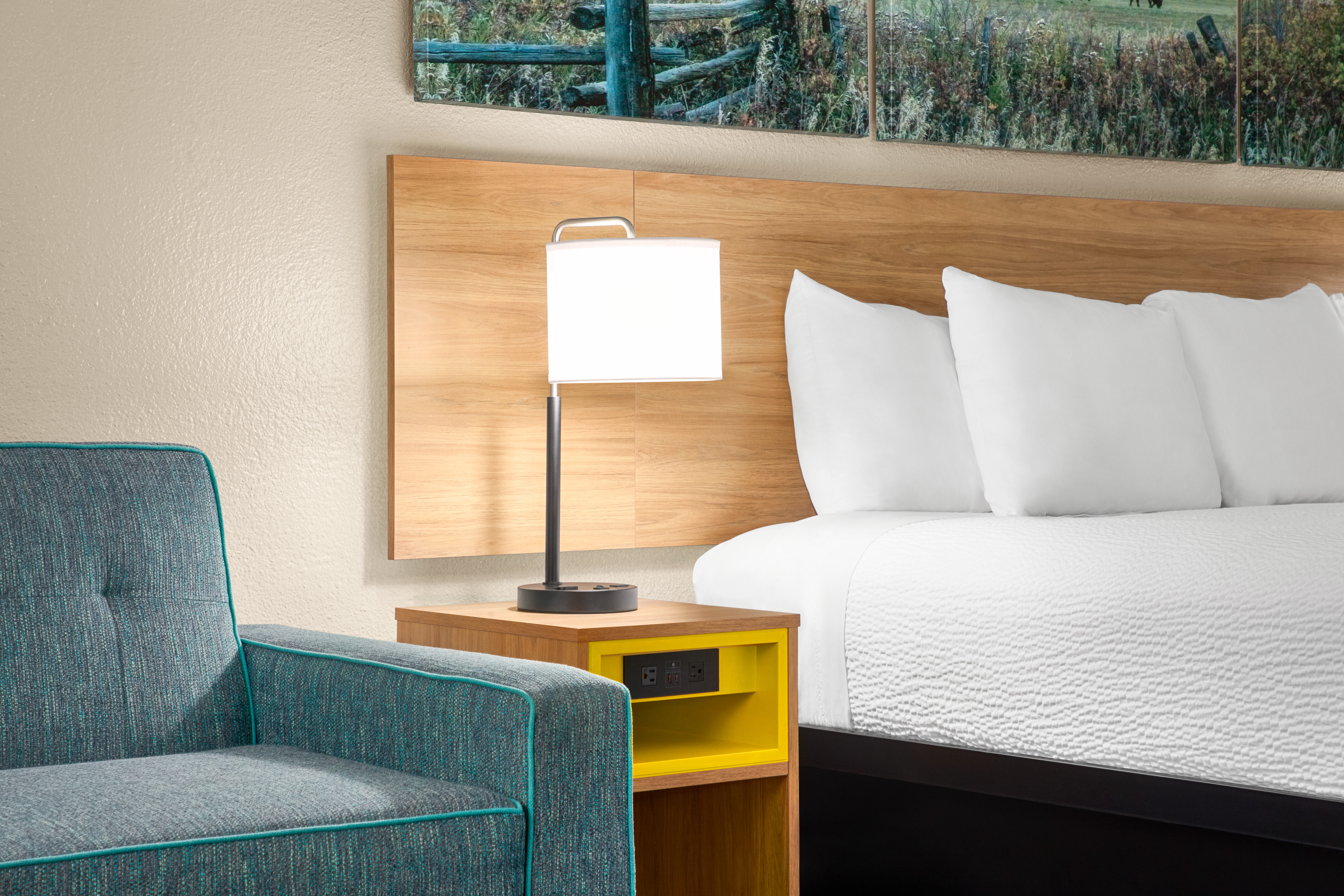 Guest room at the Days Inn by Wyndham Paris in Paris, Texas