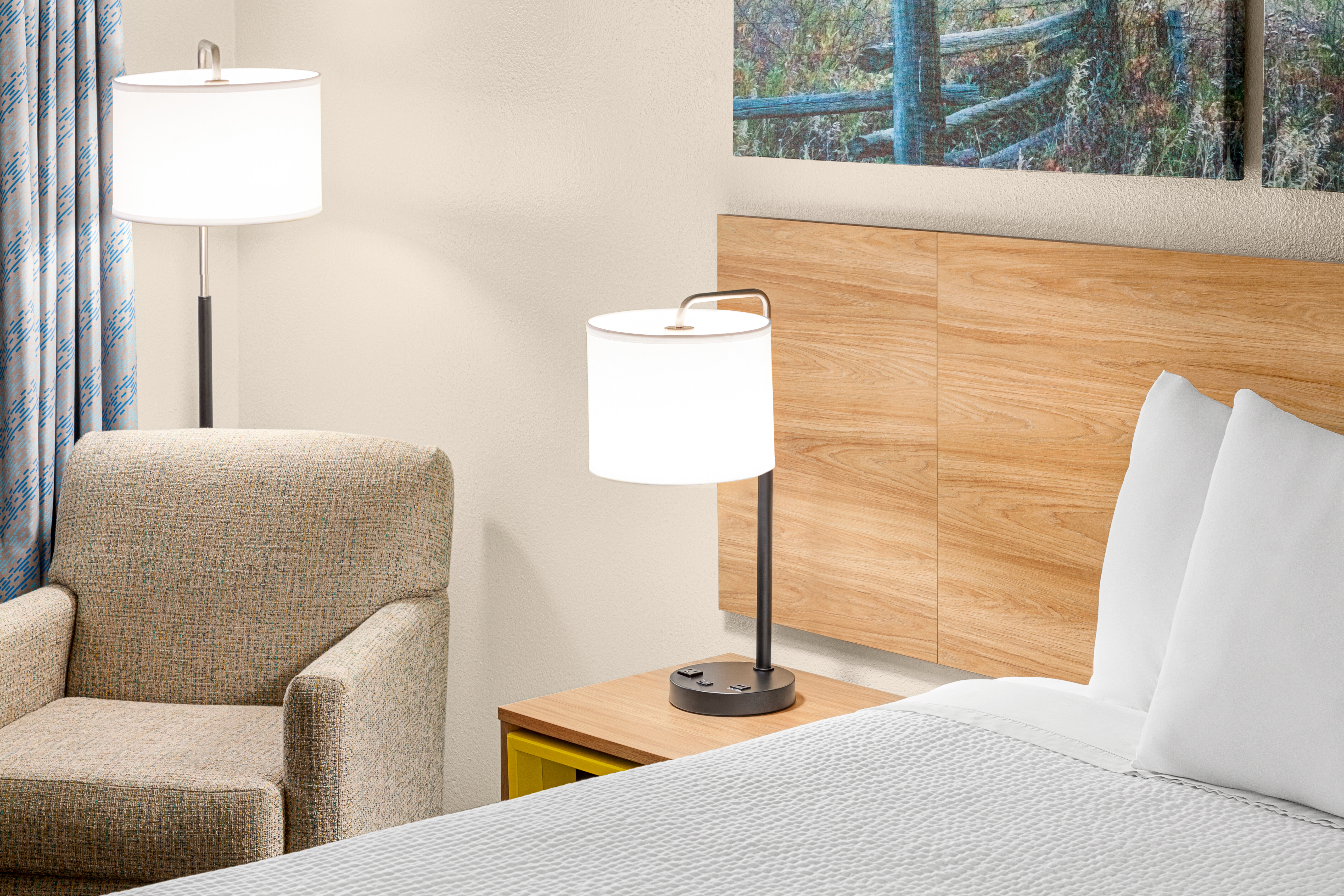 Guest room at the Days Inn by Wyndham Paris in Paris, Texas