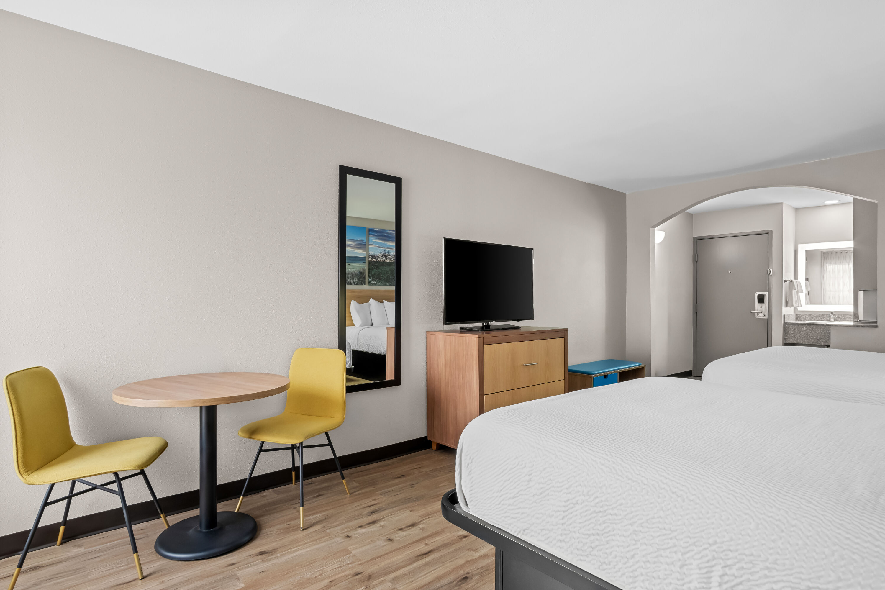 Double bed guest room at the Days Inn by Wyndham Dallas Plano in Plano, Texas