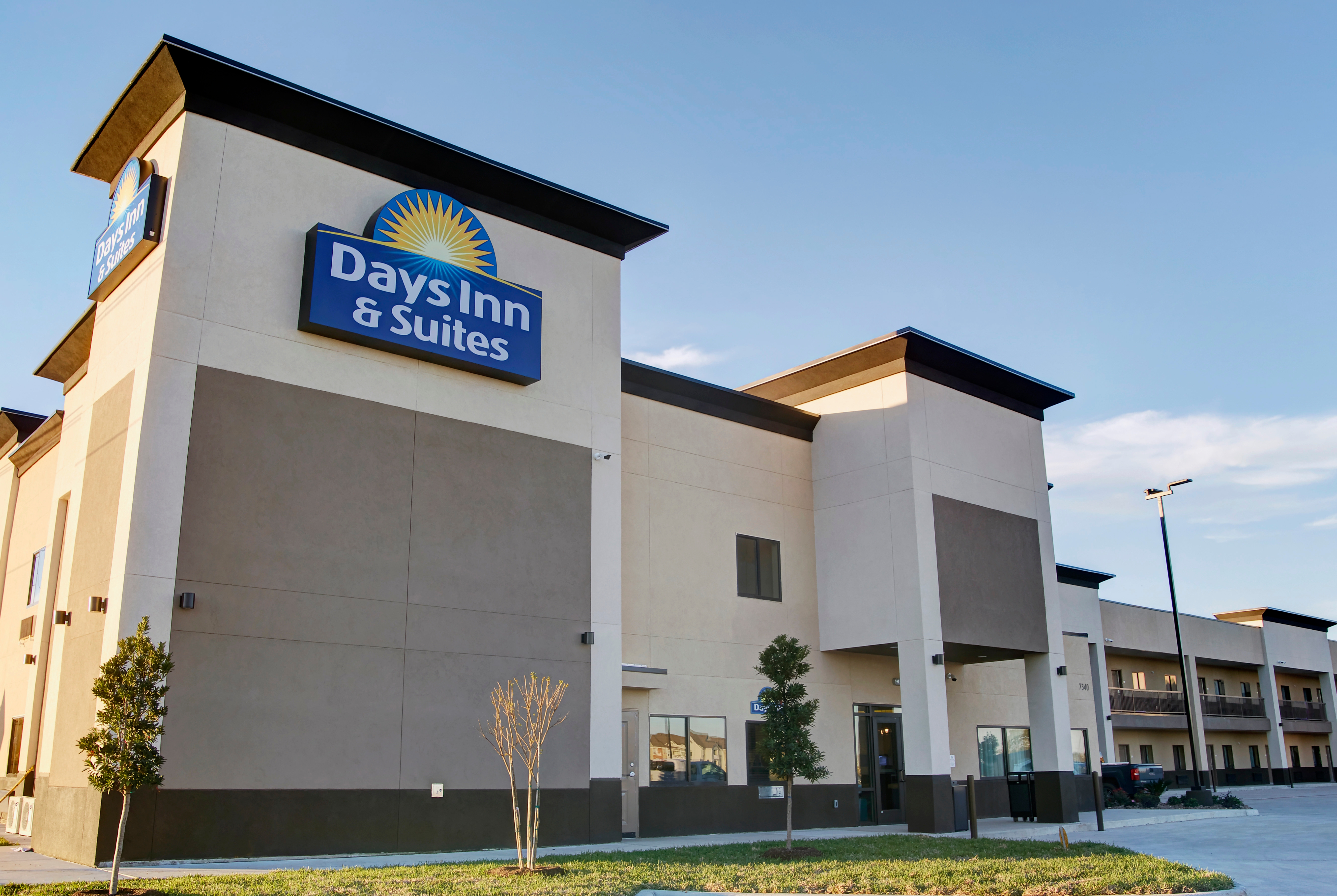 Exterior of Days Inn & Suites by Wyndham Port Arthur hotel in Port Arthur, Texas