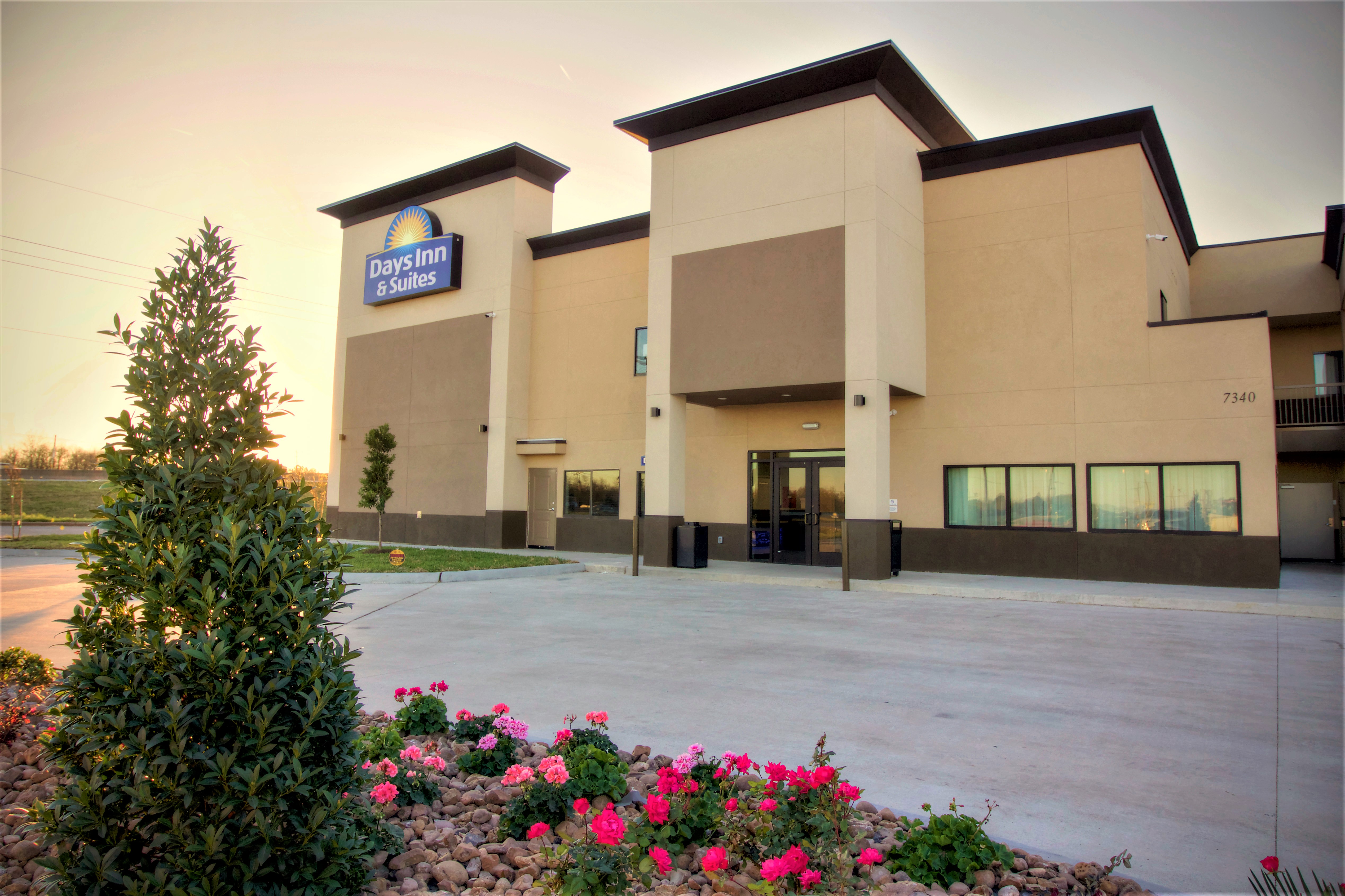 Exterior of Days Inn & Suites by Wyndham Port Arthur hotel in Port Arthur, Texas