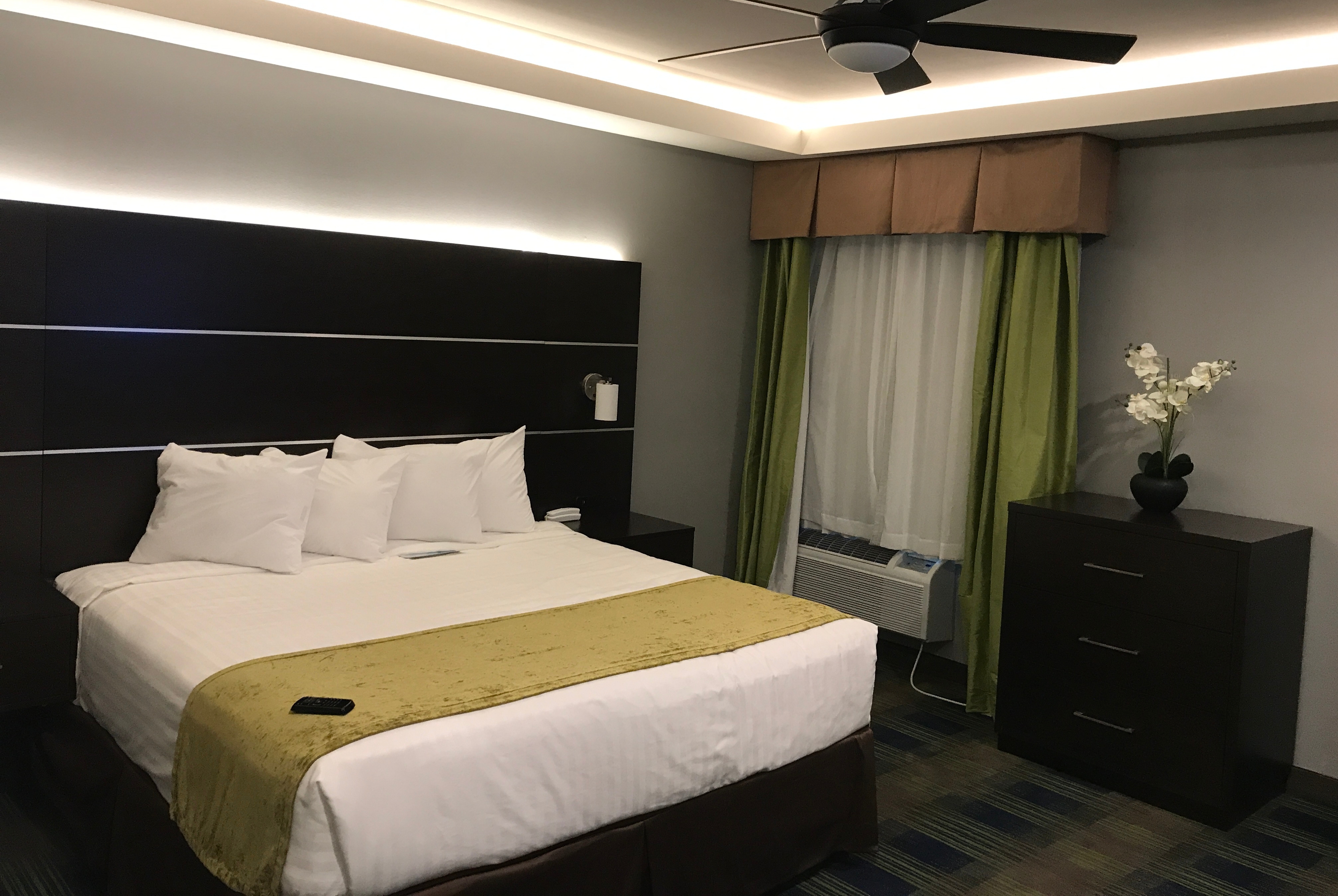 Days Inn & Suites by Wyndham Port Arthur suite in Port Arthur, Texas