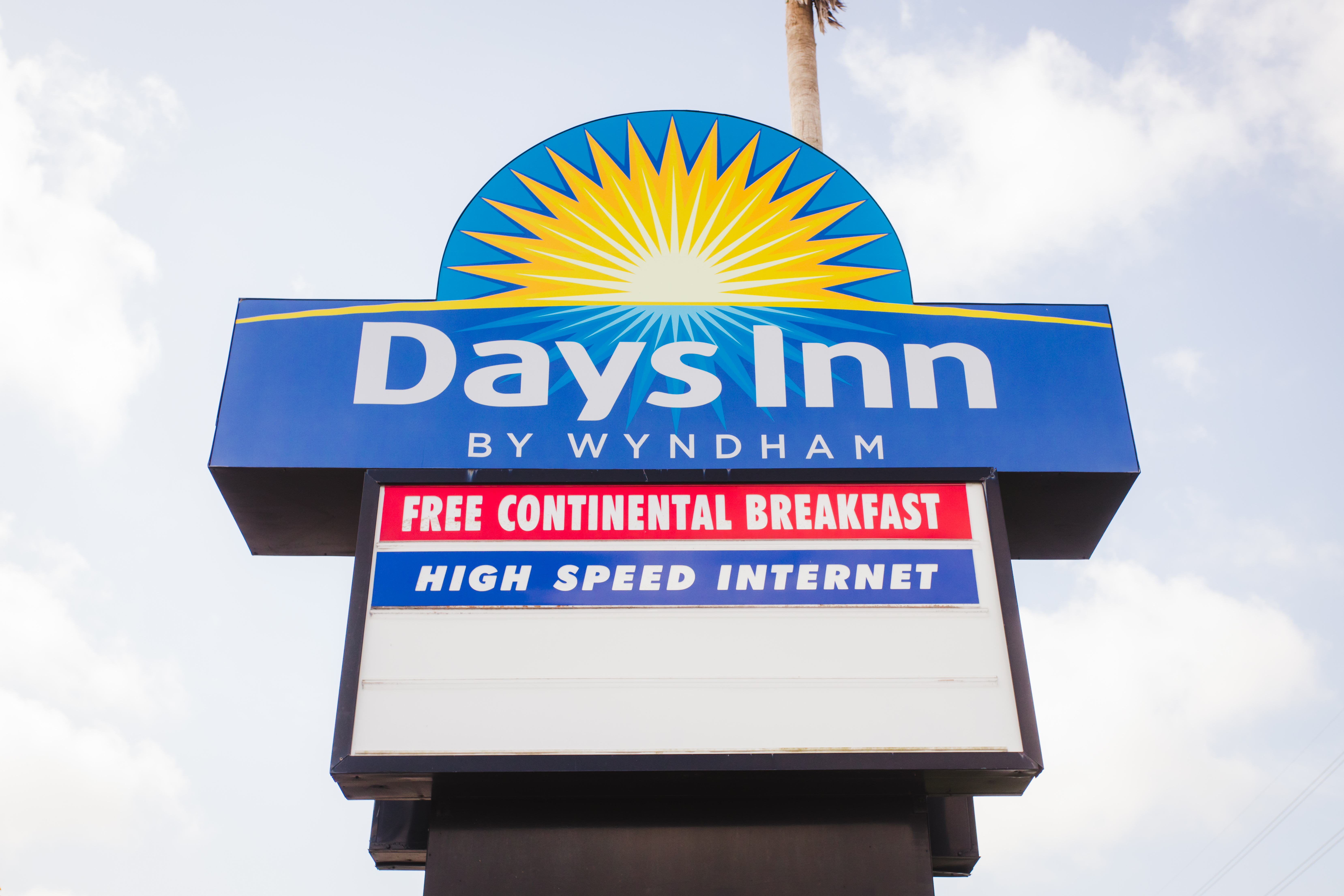 Exterior of Days Inn by Wyndham Rosenberg hotel in Rosenberg, Texas