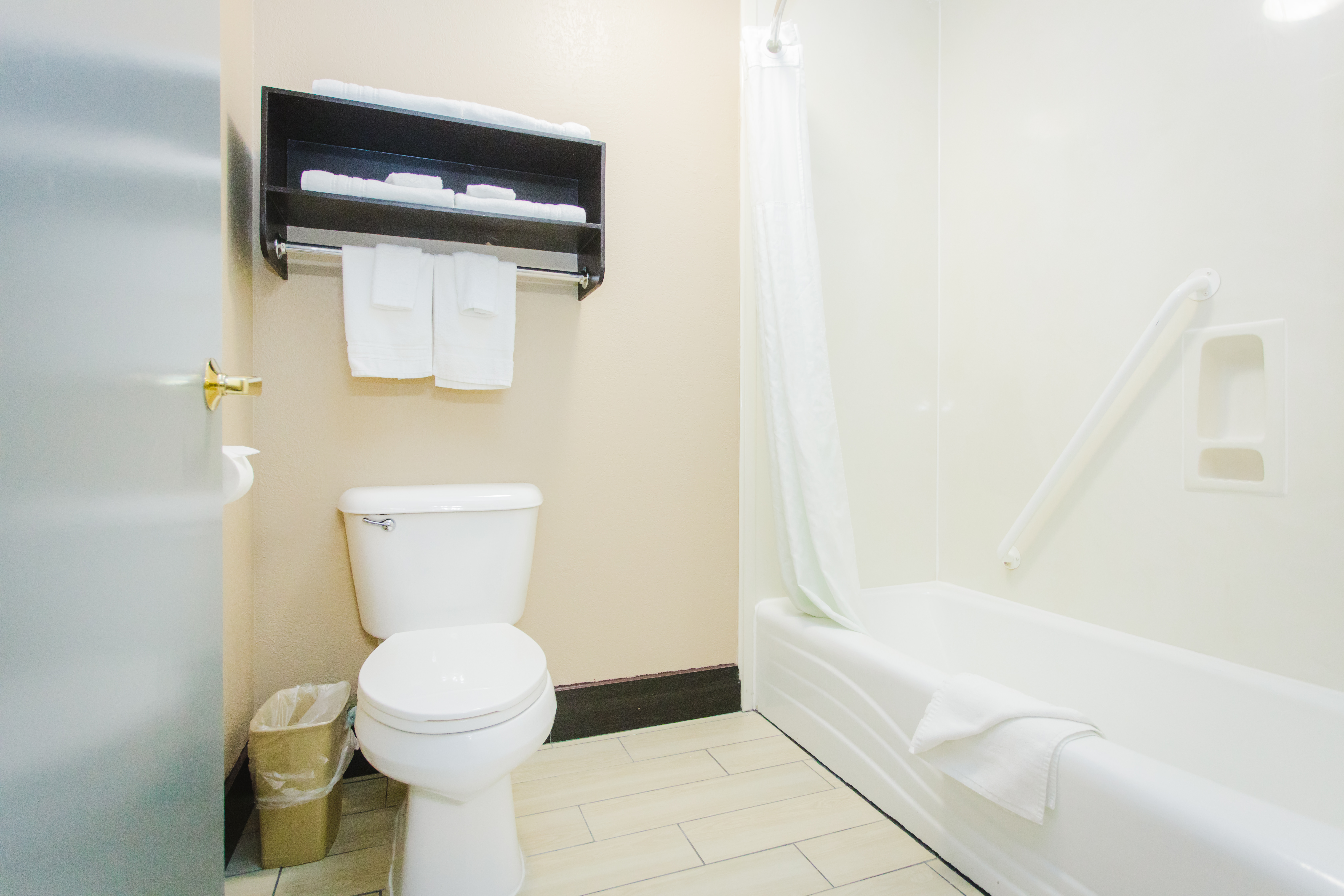 Guest room bath at the Days Inn by Wyndham Rosenberg in Rosenberg, Texas