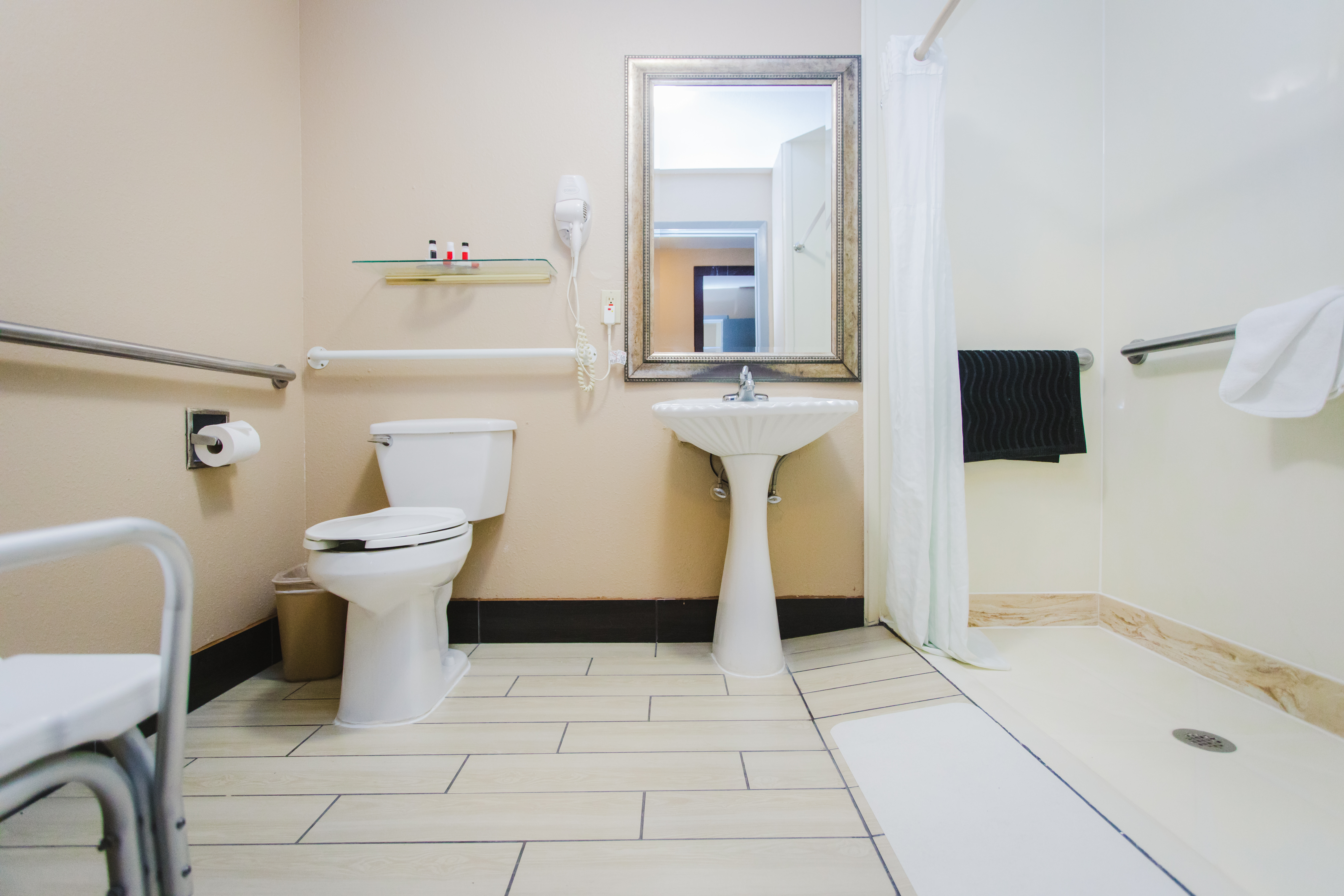 Guest room bath at the Days Inn by Wyndham Rosenberg in Rosenberg, Texas