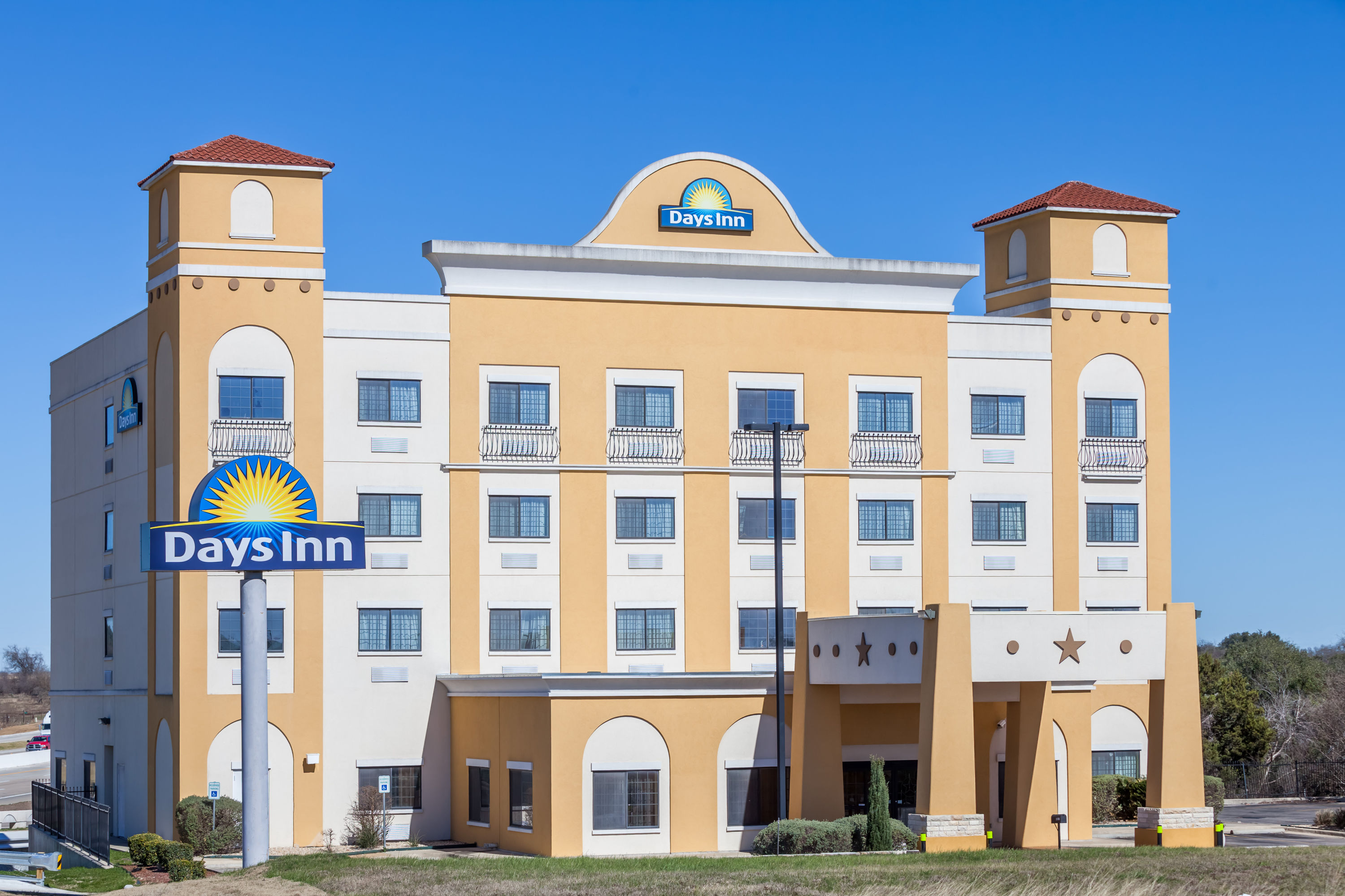 Exterior Day Image of Days Inn by Wyndham Salado hotel in Salado, Texas