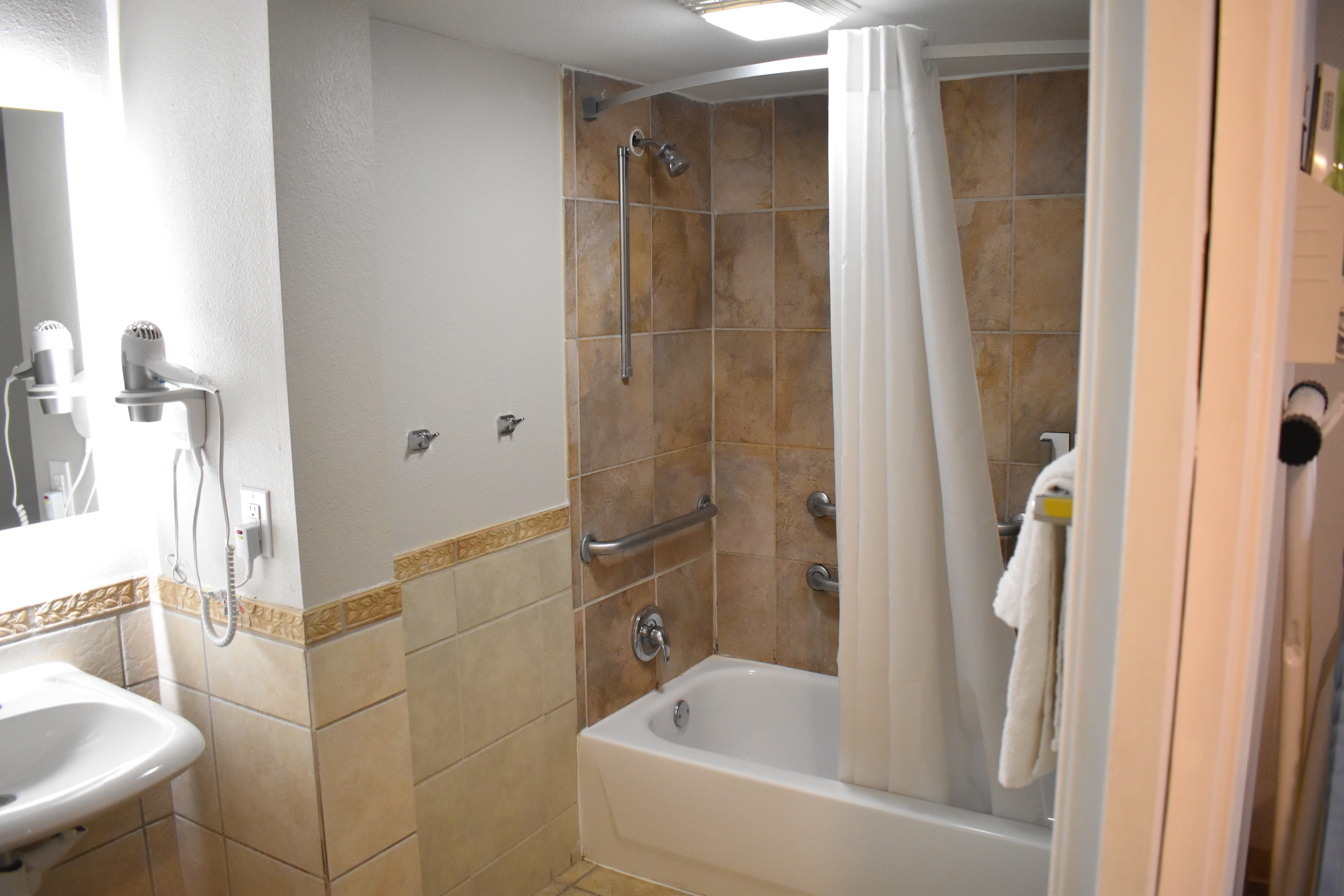 Guest room bath at the Days Inn by Wyndham San Antonio Alamo/Riverwalk in San Antonio, Texas
