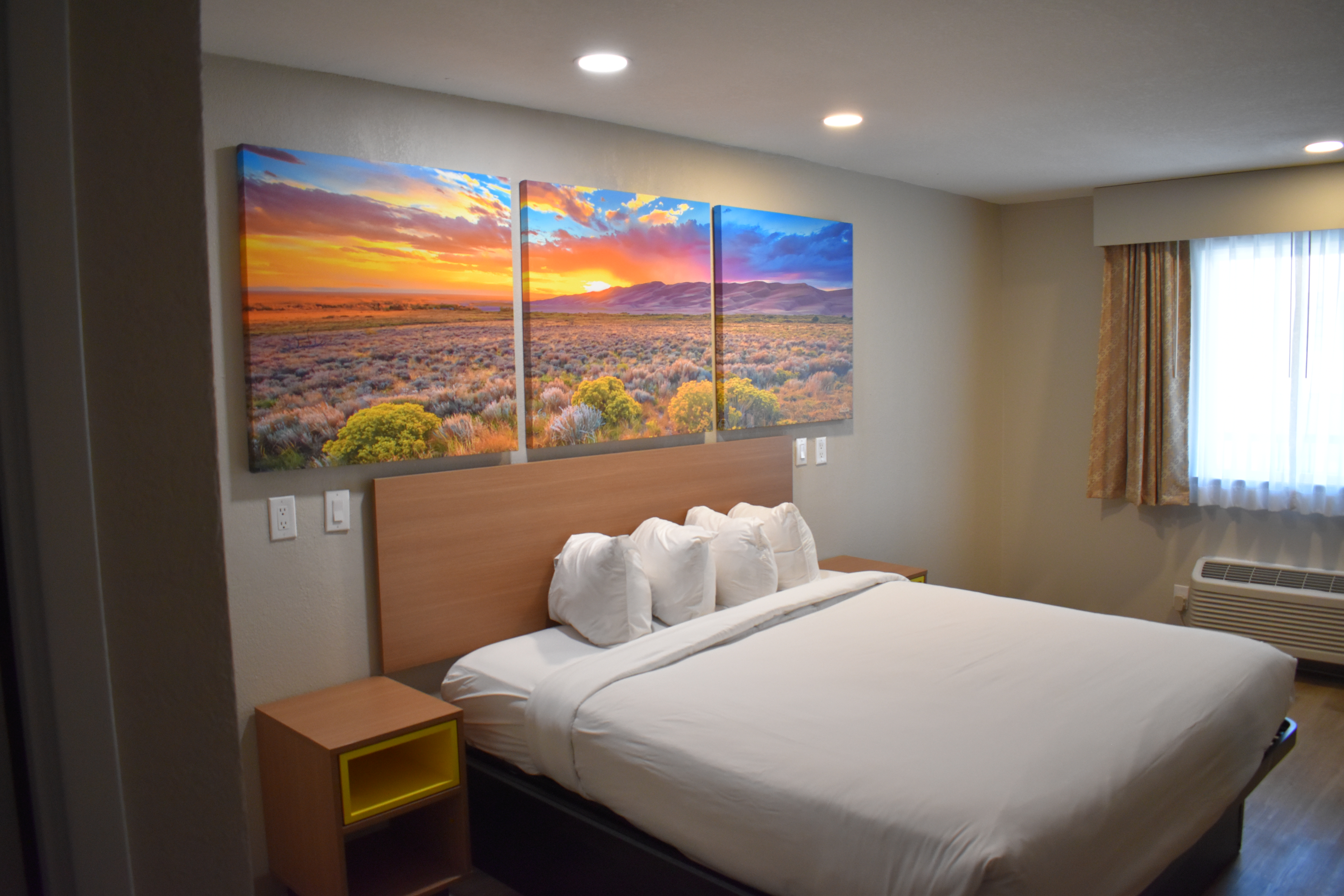Guest room at the Days Inn by Wyndham San Antonio Alamo/Riverwalk in San Antonio, Texas