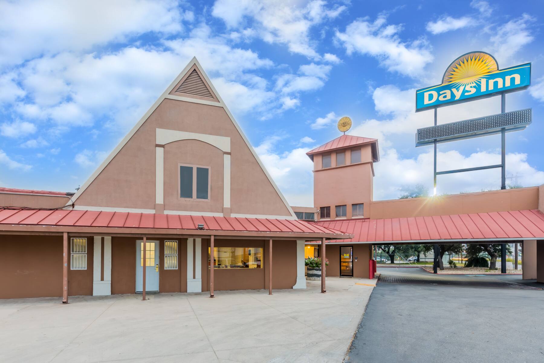 Exterior of Days Inn San Antonio Splashtown/ATT Center hotel in San Antonio, Texas Exterior of Days Inn San Antonio Splashtown/ATT Center hotel in San Antonio, Texas