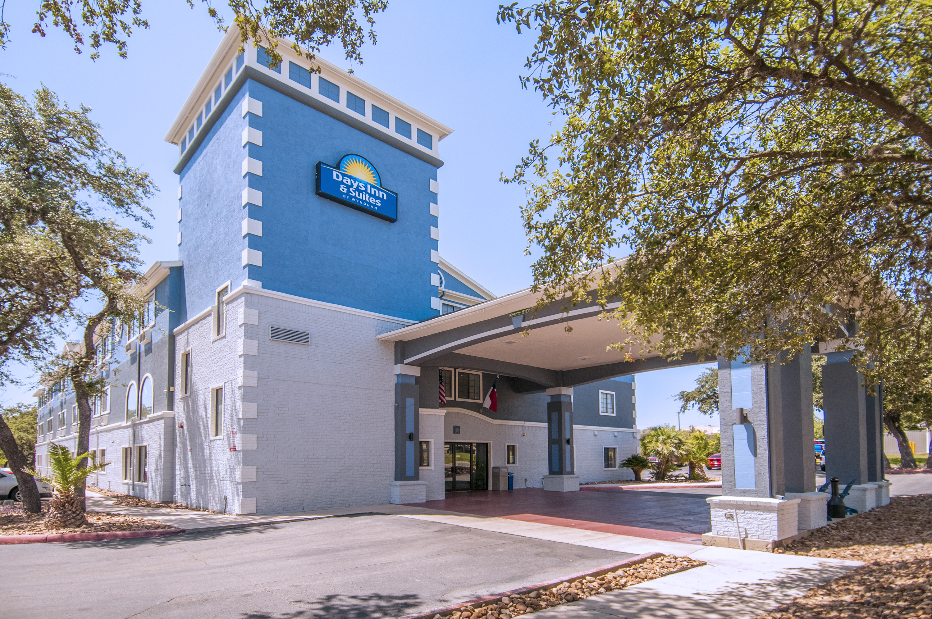 Exterior of Days Inn & Suites by Wyndham San Antonio North Stone Oak hotel in San Antonio, Texas