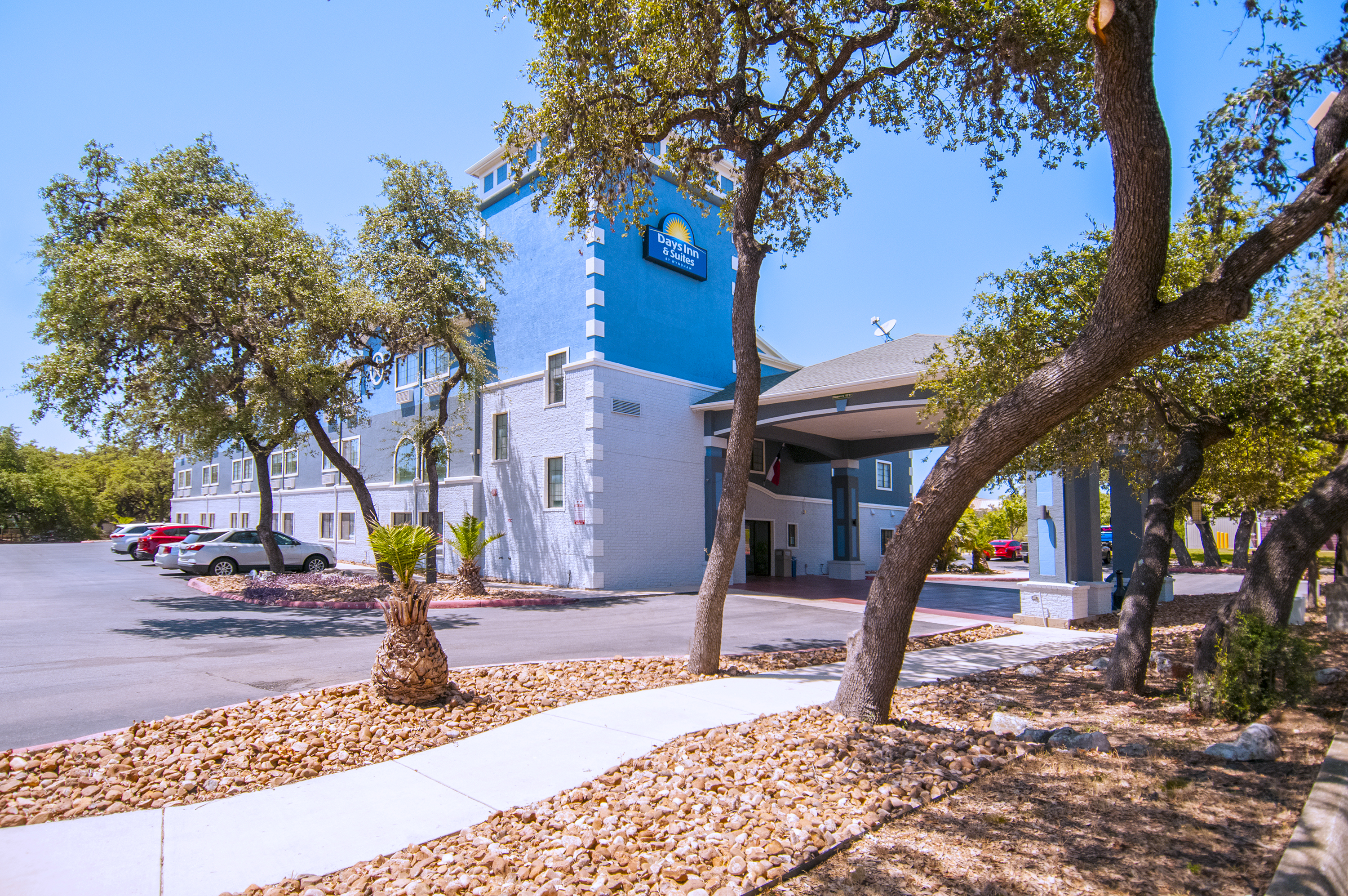 Exterior of Days Inn & Suites by Wyndham San Antonio North Stone Oak hotel in San Antonio, Texas