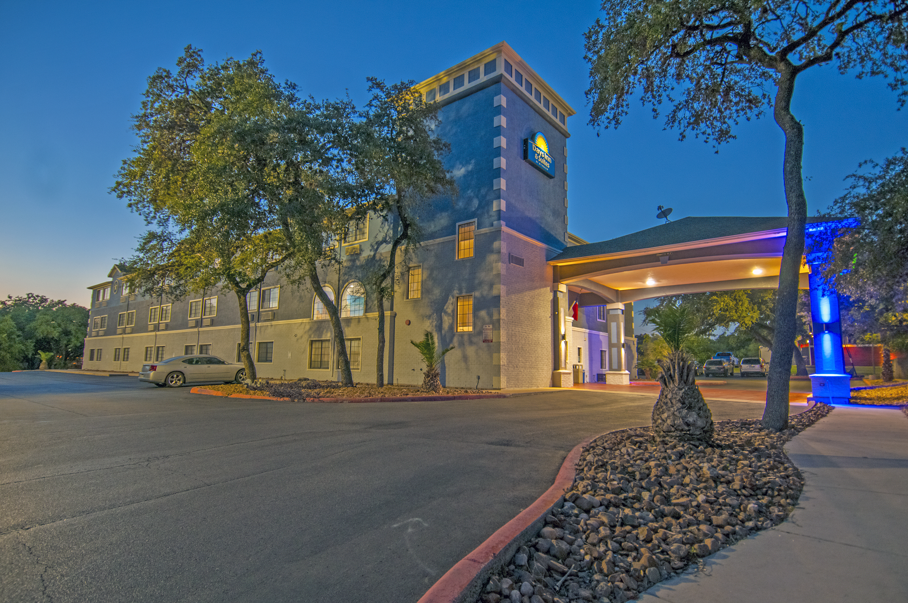 Exterior of Days Inn & Suites by Wyndham San Antonio North Stone Oak hotel in San Antonio, Texas