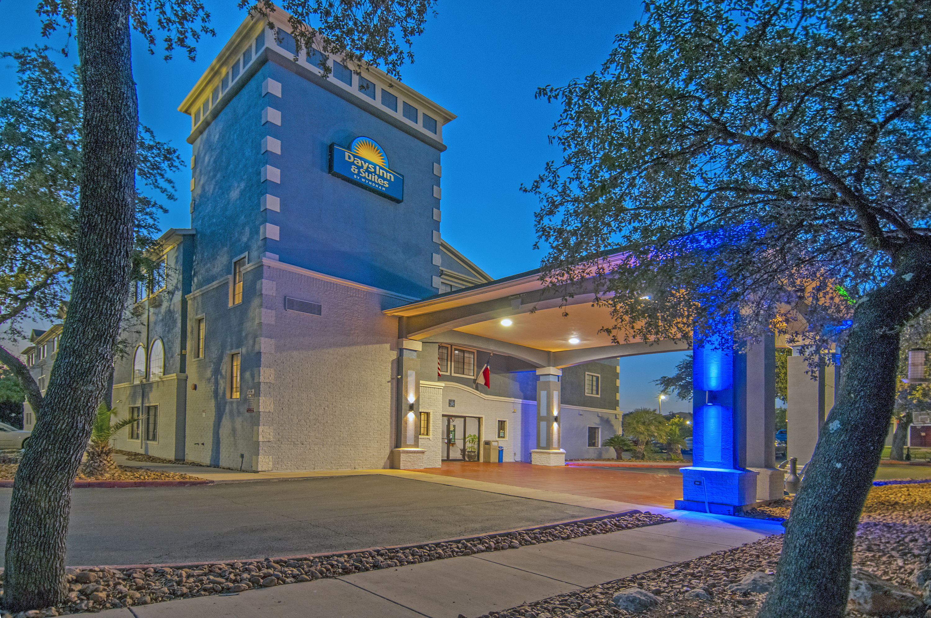 Exterior of Days Inn & Suites by Wyndham San Antonio North Stone Oak hotel in San Antonio, Texas