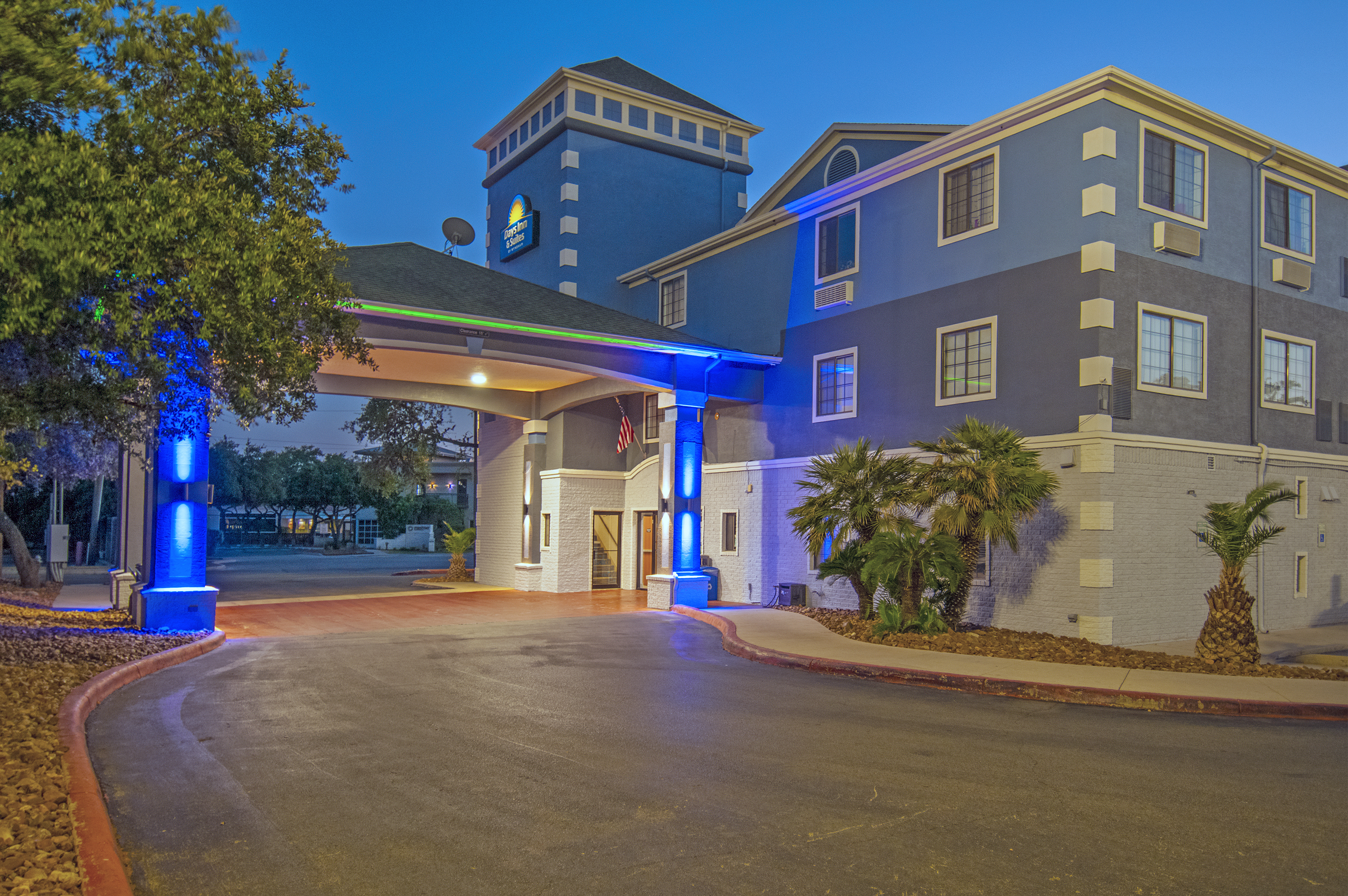 Exterior of Days Inn & Suites by Wyndham San Antonio North Stone Oak hotel in San Antonio, Texas