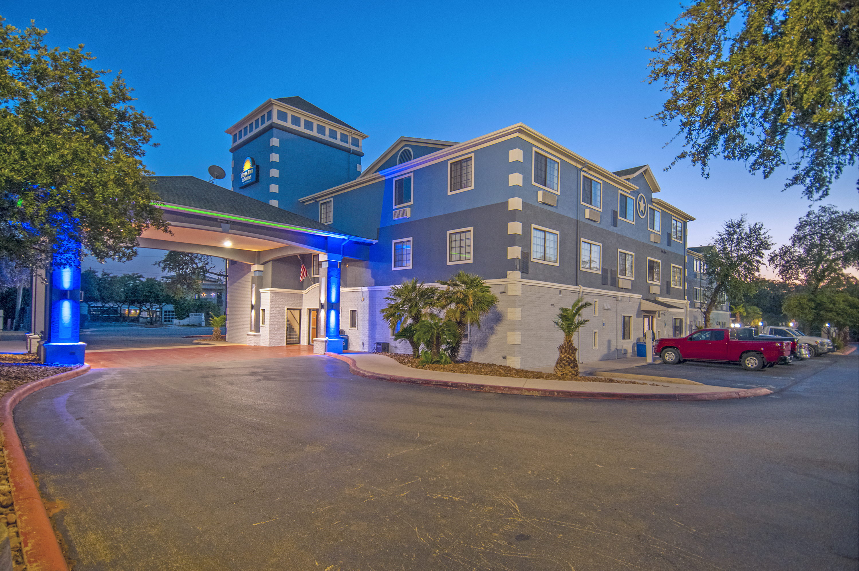 Exterior of Days Inn & Suites by Wyndham San Antonio North Stone Oak hotel in San Antonio, Texas