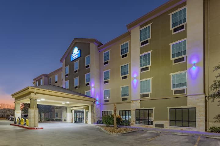 Days Inn Suites By Wyndham San Antonio Near At T Center San