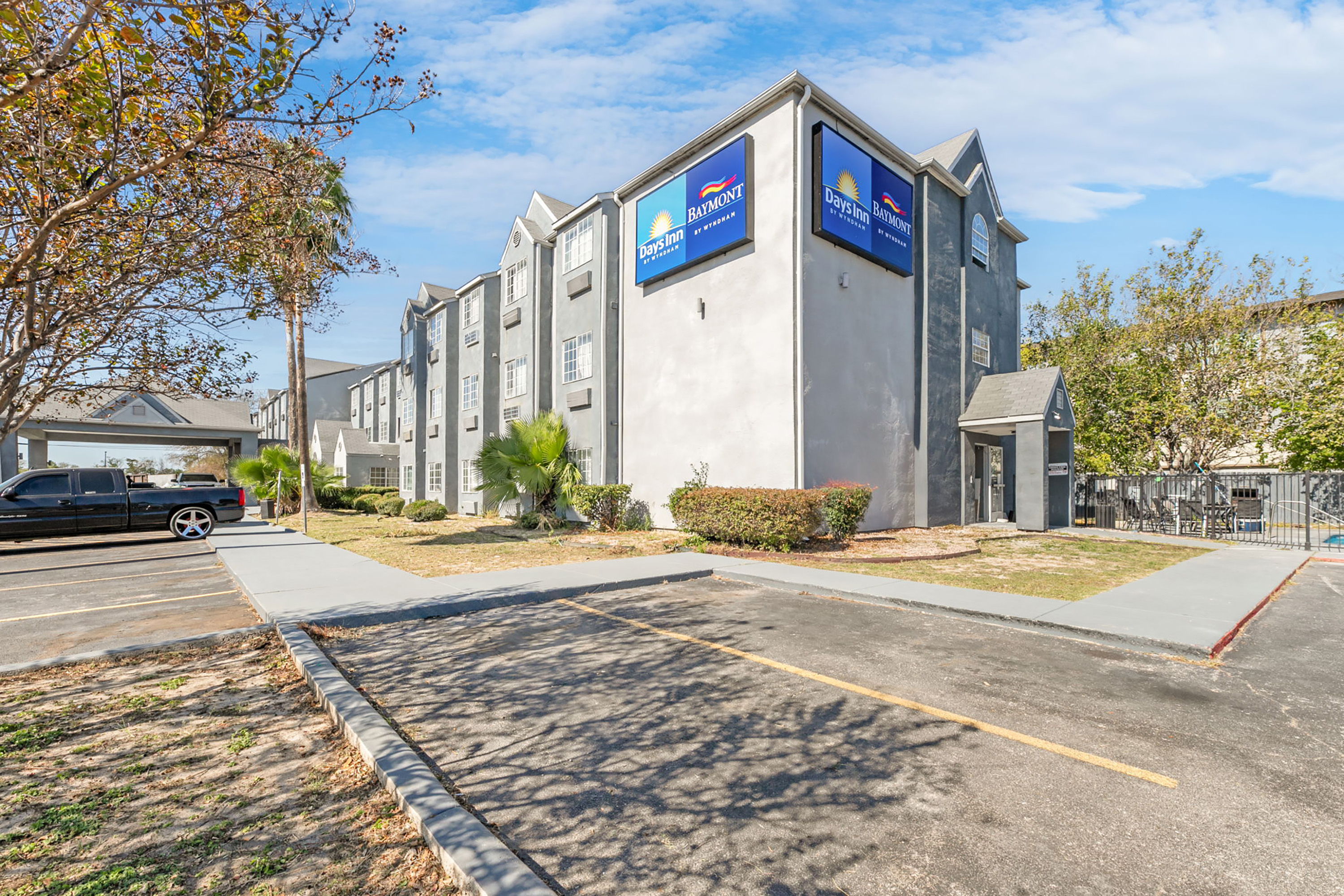 Exterior of Days Inn by Wyndham San Antonio Downtown hotel in San Antonio, Texas