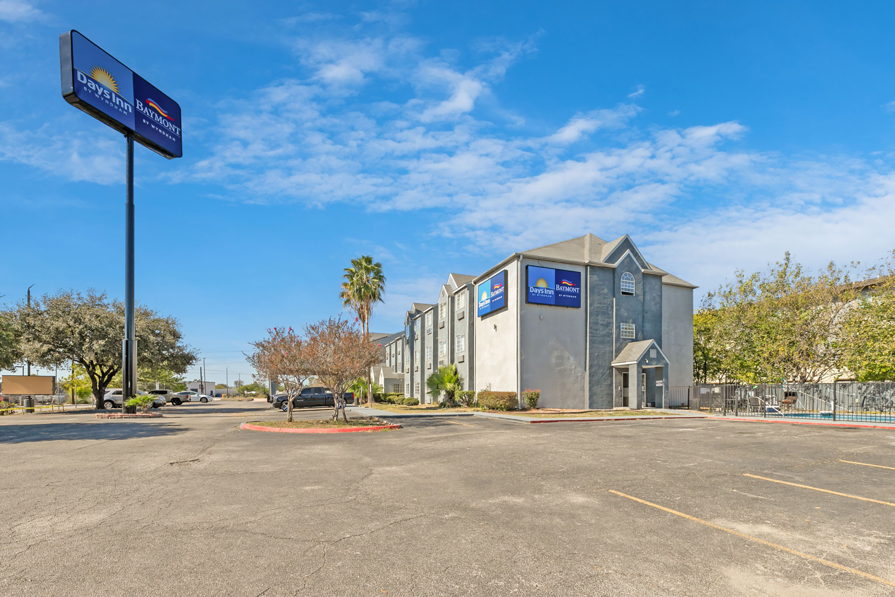 Exterior of Days Inn by Wyndham San Antonio Downtown hotel in San Antonio, Texas